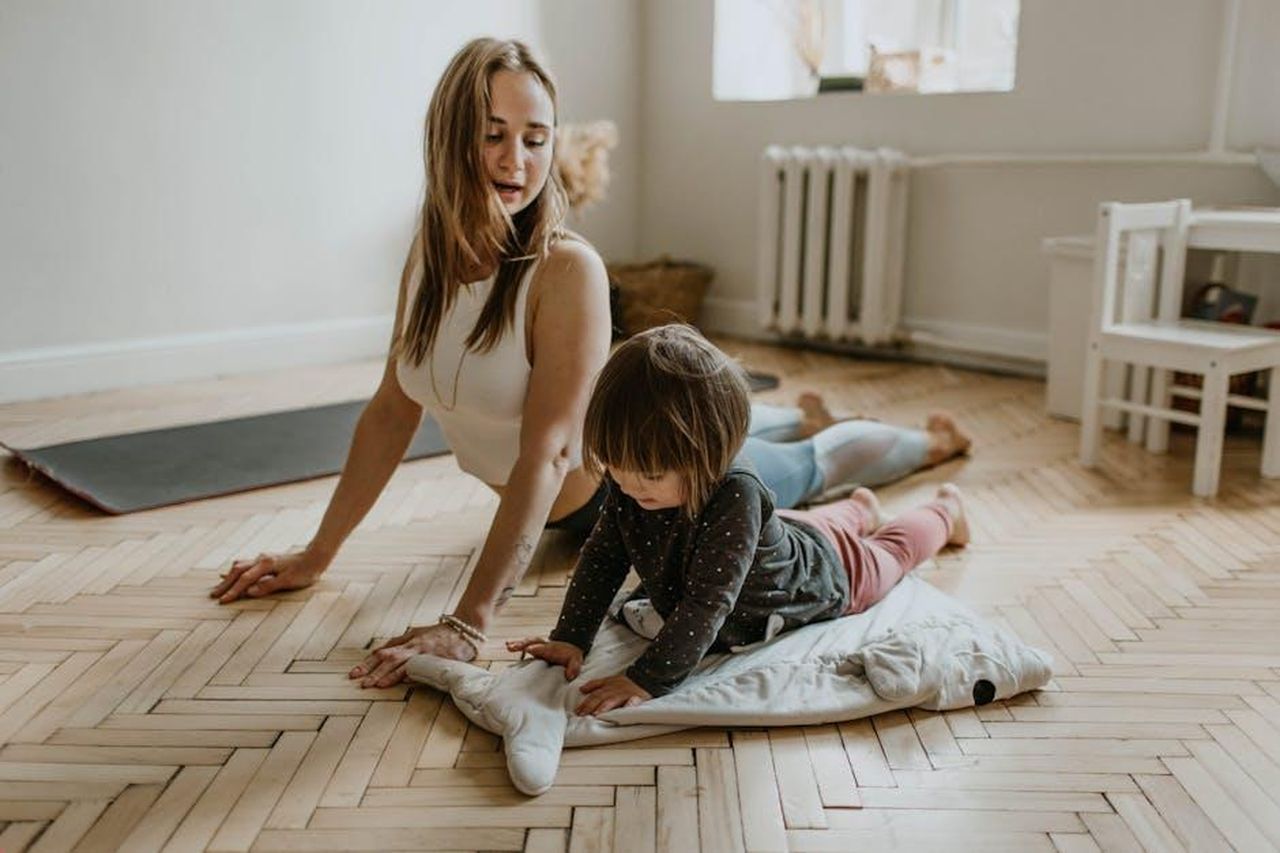 La_vita_familiare_dei_Clooney_a_New_York_6bcnUwkc8G - Confidenze24 Source: Valeria Ushakova - pexels - A mother and child practicing yoga together at home on a sunny day, fostering wellness and connection.