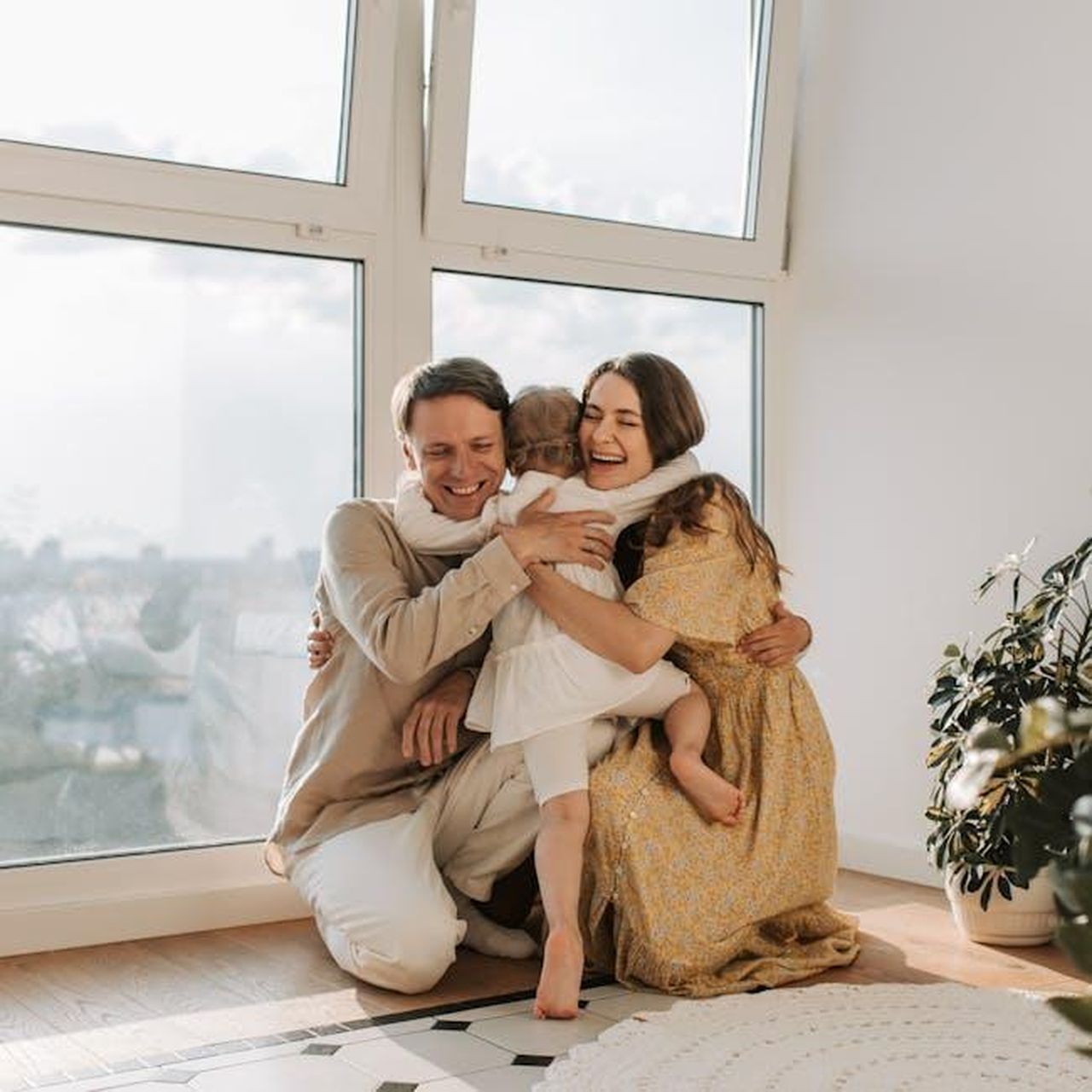 La_vita_familiare_della_Principessa_Kate_pUAiRjkIKa - Confidenze24 Source: Vlada Karpovich - pexels - A joyful family hugging tightly near a window, radiating warmth and togetherness.
