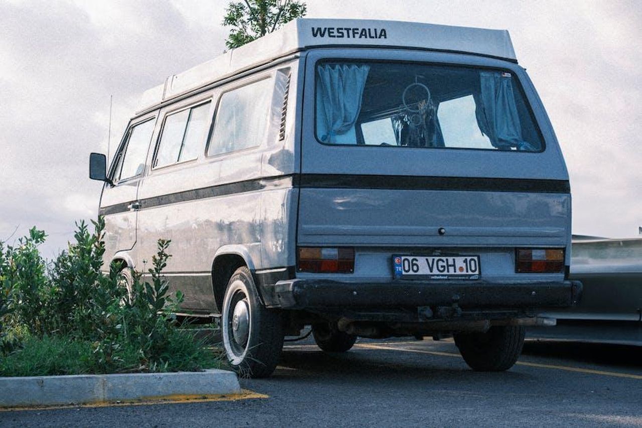 La_vita_familiare_di_Justin_e_Sofia_63GJmsIzvS - Confidenze24 Source: Yusuf Timur Çelik - pexels - Retro Westfalia camper van parked outdoors, perfect for travel enthusiasts.