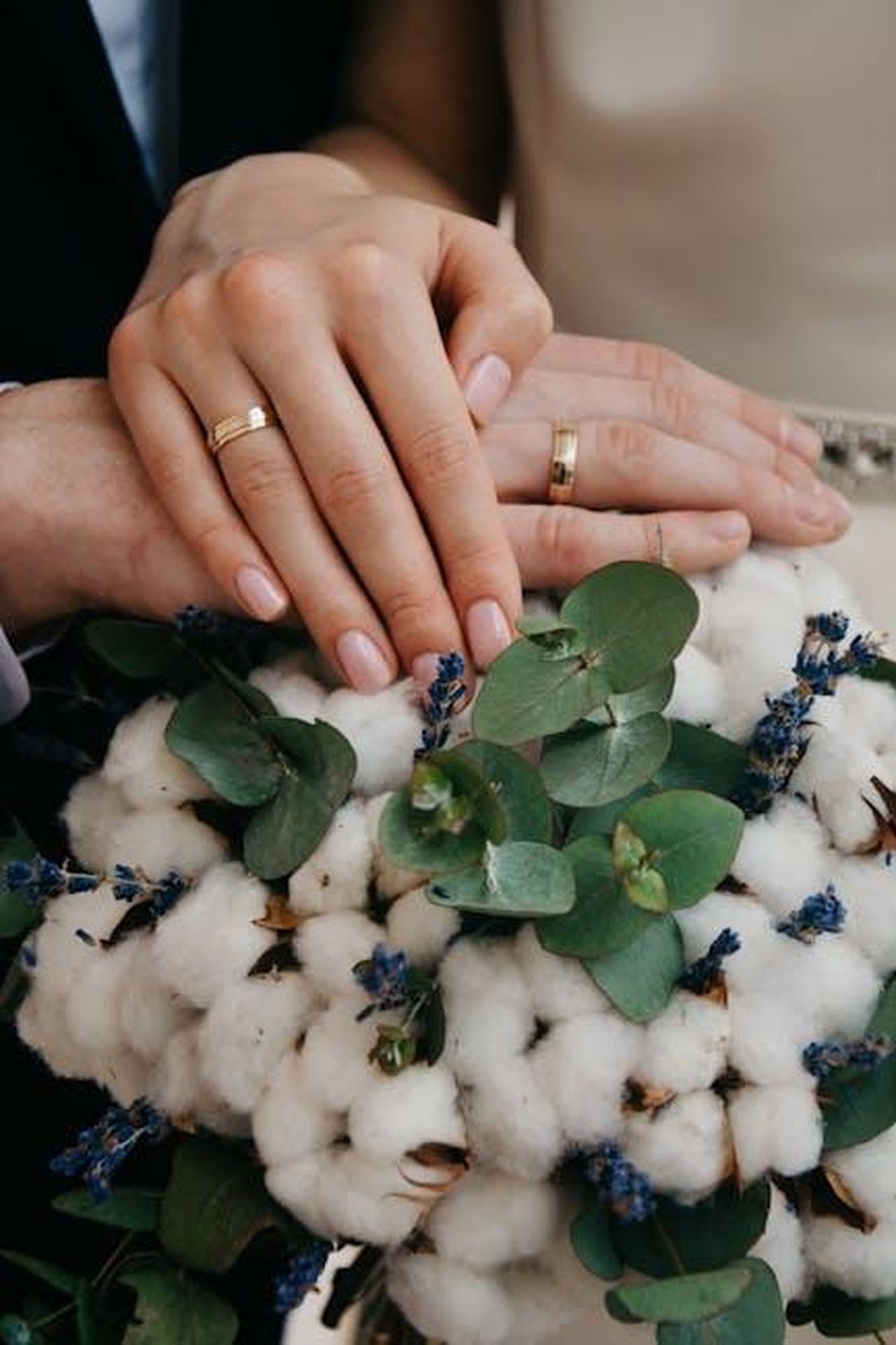 La_vita_insieme_tra_successi_e_sfide_bNhncEGY2d - Confidenze24 Source: Irina Iriser - pexels - Close-up of couple's hands with gold wedding bands over a floral bouquet.