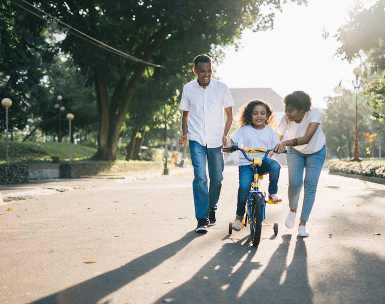 La_vita_personale_di_George_Foreman_yctzvRfnQW - Confidenze24 Source: Agung Pandit Wiguna - pexels - Happy family teaching their child to cycle on a sunny day outdoors.