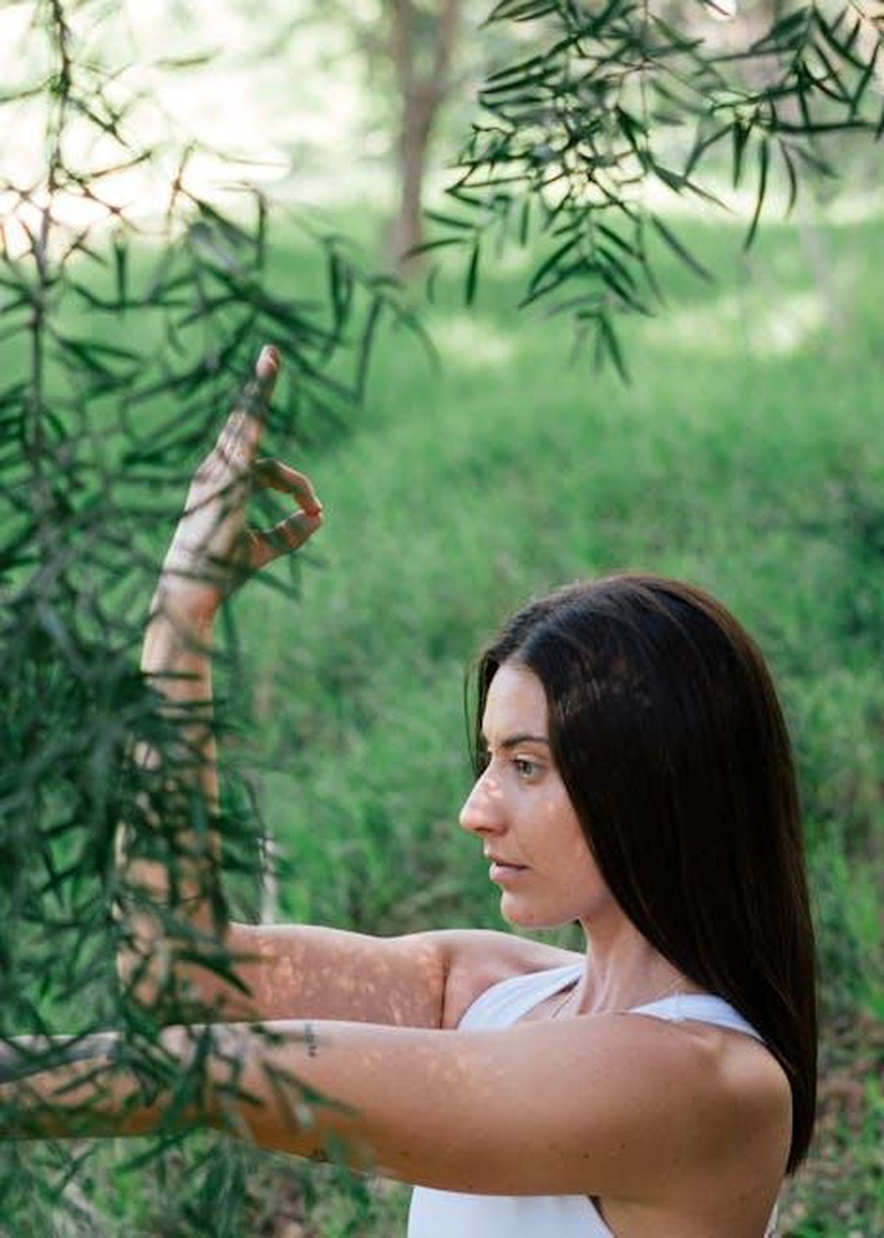 La_vita_personale_di_John_Goodman_dopo_lincidente_YDUG3akeou - Confidenze24 Source: RF._.studio _ - pexels - A woman practices yoga outdoors surrounded by lush greenery, embodying mindfulness and tranquility.