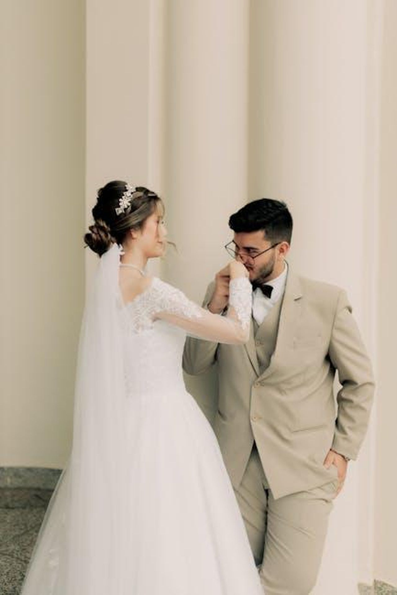 La_vita_privata_di_Zo_Kravitz_XybKIepDYY - Confidenze24 Source: Alexander Mass - pexels - A romantic moment between a bride and groom captured indoors, exuding elegance.