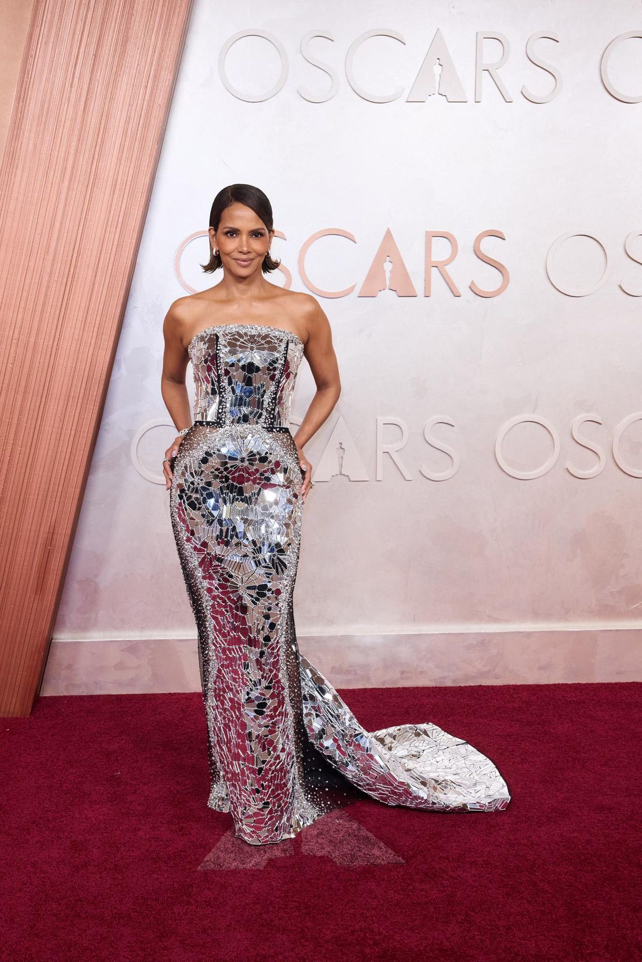 Labito_di_Halle_Berry_un_capolavoro_di_design_pxu9IrFNHB - Confidenze24 Source: Avalon.red - - Halle Berry in un abito Siriano specchiato