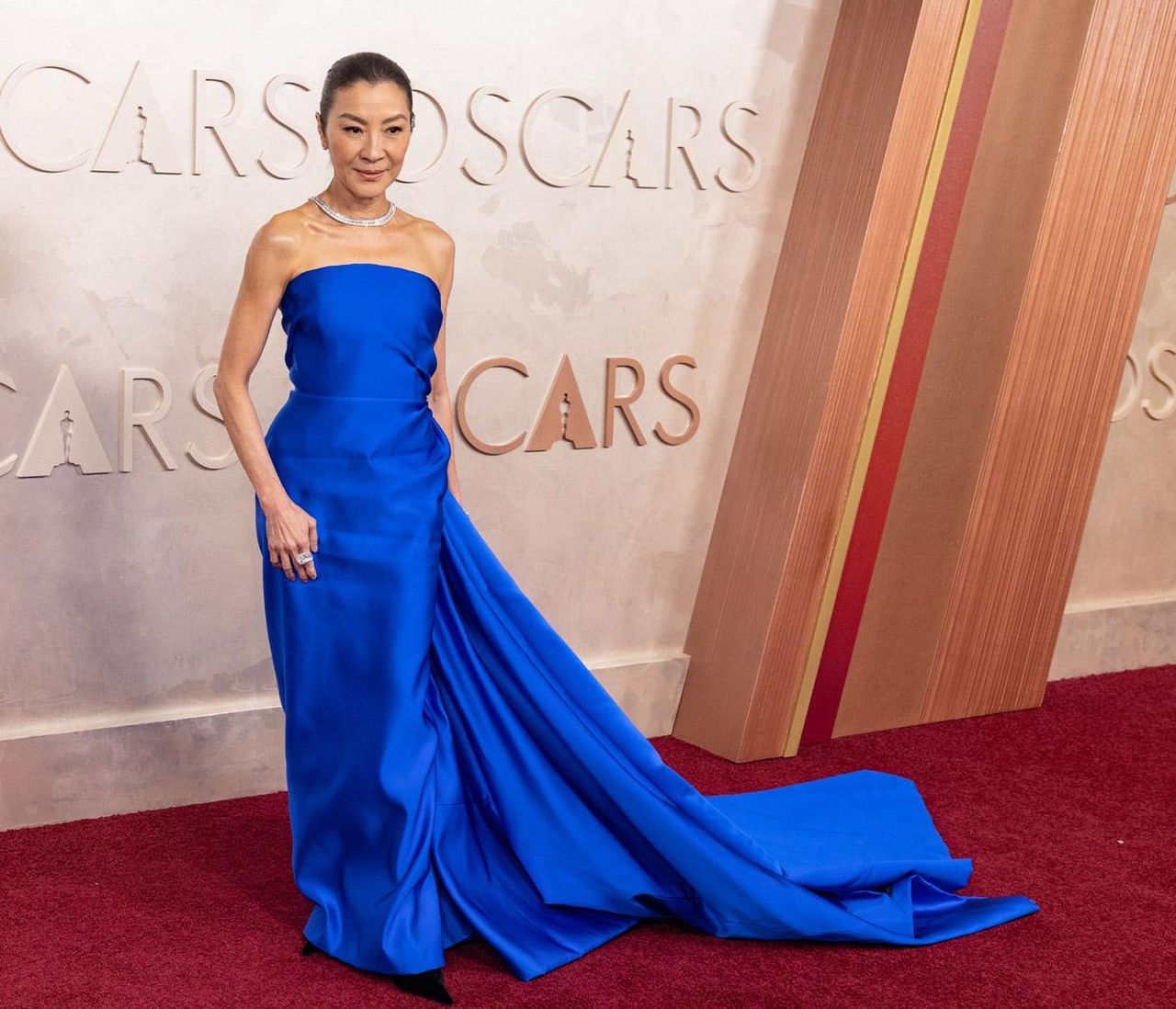 Labito_di_Michelle_Yeoh_eleganza_e_semplicit_MvleBHDZ4i - Confidenze24 L'abito di Michelle Yeoh: eleganza e semplicità Michelle Yeoh in Balenciaga blu reale
