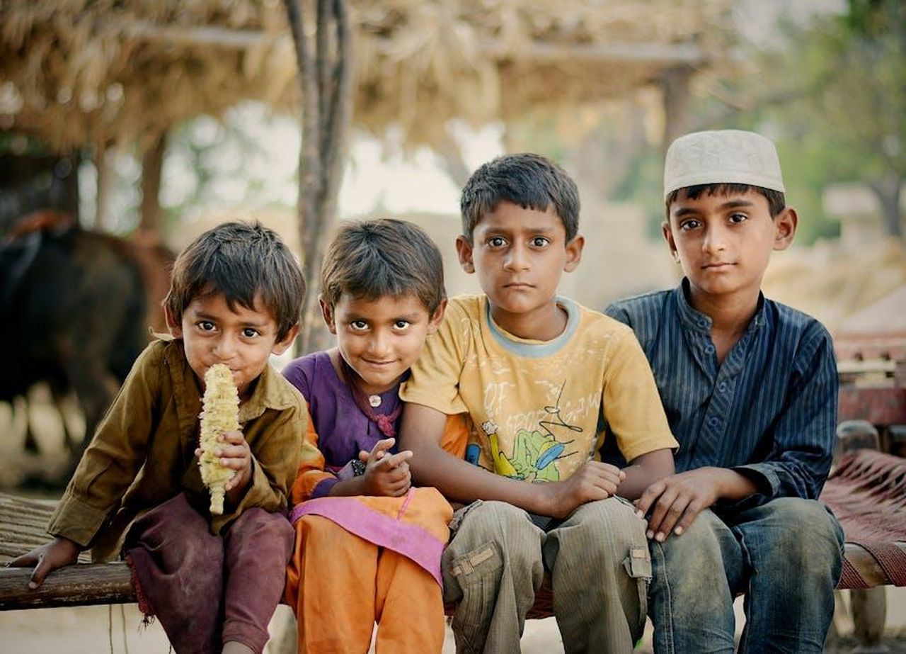 Lamicizia_tra_Gethin_e_Helen_KZFcX035EC - Confidenze24 Source: mahmood sufiyan - pexels - Four young children sitting together outdoors, enjoying each other's company.