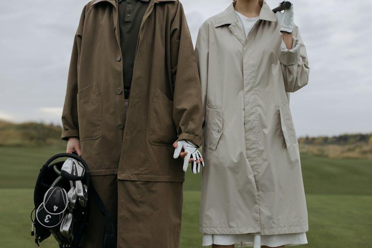 Lamicizia_tra_Tiger_Woods_e_Donald_Trump_sDFVDnaXGu - Confidenze24 Source: cottonbro studio - pexels - Couple standing on a golf course holding hands and golf bag, wearing long coats.