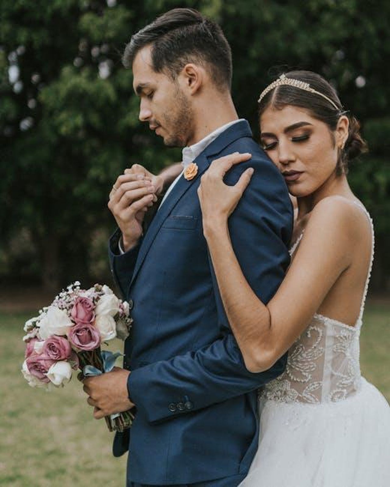 Lamore_come_protezione_contro_le_critiche_XJdO1CqDff - Confidenze24 Source: Jose Ortega - pexels - Bride and groom embracing outdoors with a vibrant bouquet in Atlixco, Mexico.