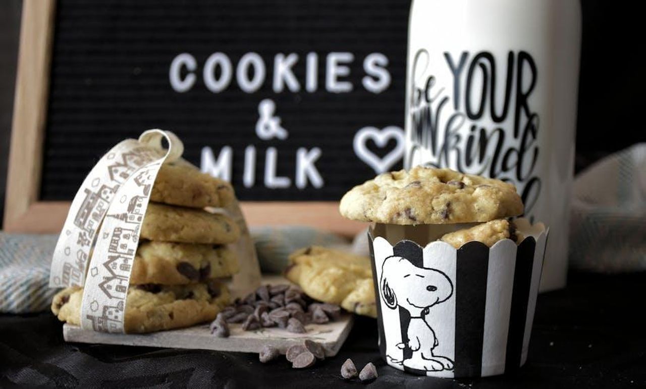 Lamore_di_Cohen_per_Snoopy_Gcv4TFp8TI - Confidenze24 Source: khats cassim - pexels - Chocolate chip cookies served with milk, perfect for a sweet indulgence.
