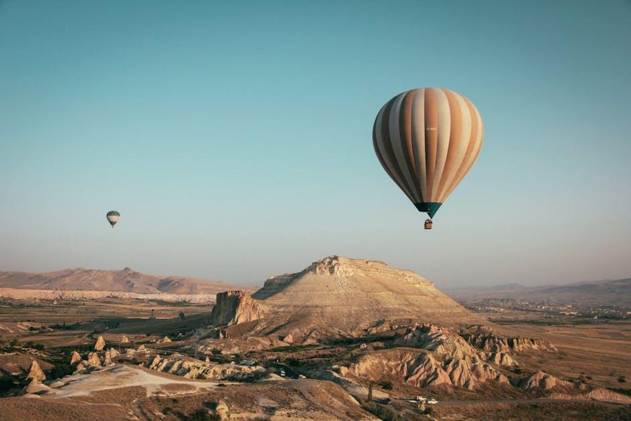 Lamore_di_Kate_per_la_natura_M8sMTiucgI - Confidenze24 Source: Francesco Ungaro - pexels - Hot air balloons float over the mesmerizing landscape of Cappadocia, Turkey at sunrise.