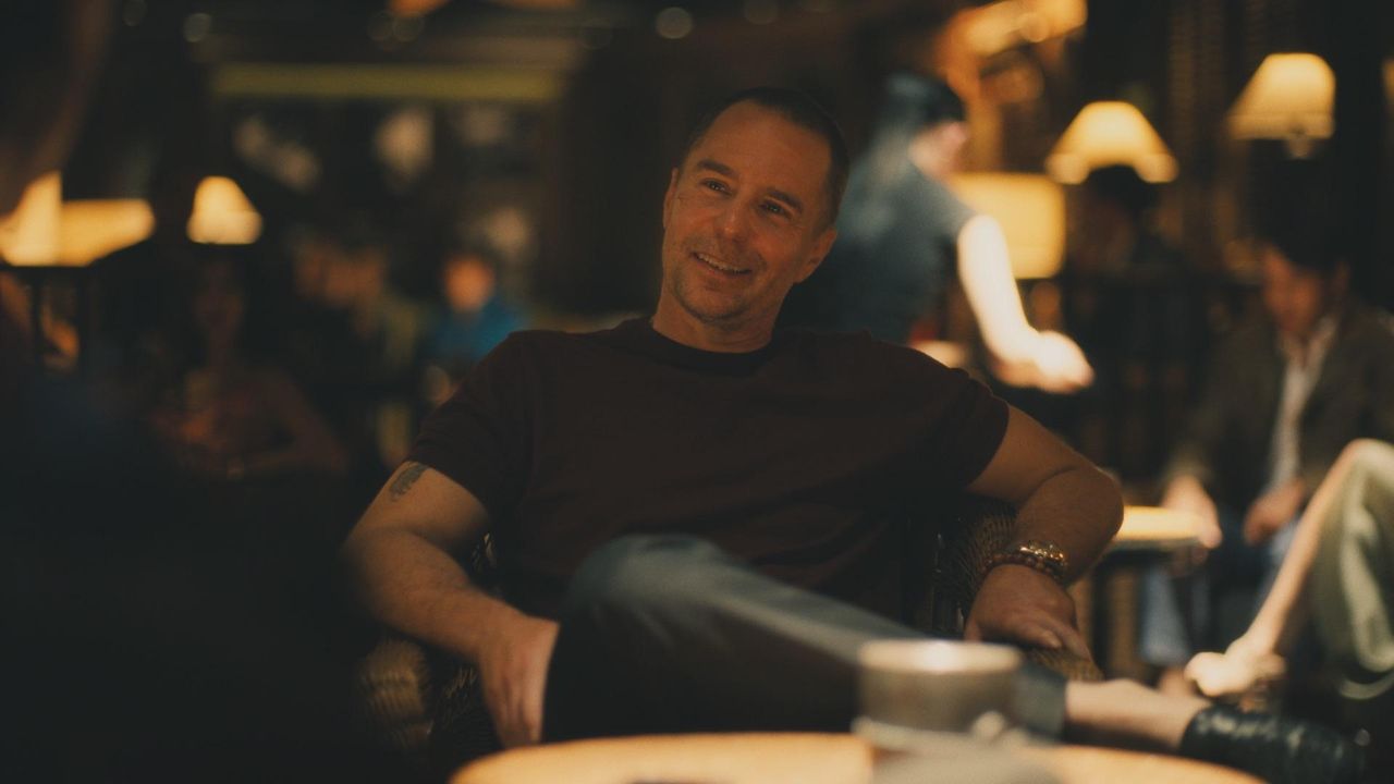 Lapparizione_di_Sam_Rockwell_in_The_White_Lotus_D0RP3SBlQi - Confidenze24 Source: Courtesy of HBO - - Sam Rockwell in The White Lotus.