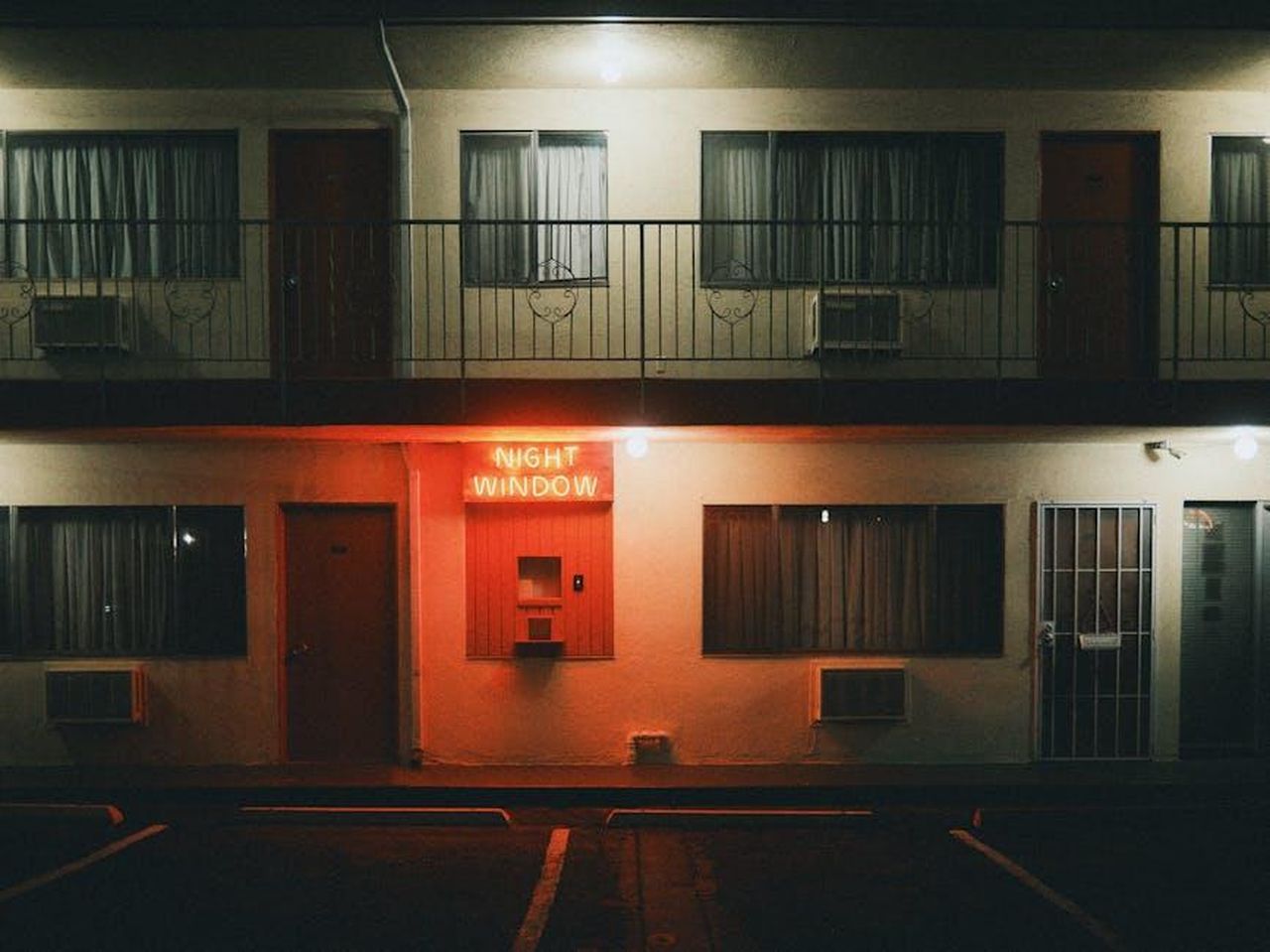 Lappello_di_Hollywood_per_la_protezione_del_copyright_cRhI9wxfYW - Confidenze24 Source: Julian Dahl - pexels - Night Window Neon Sign