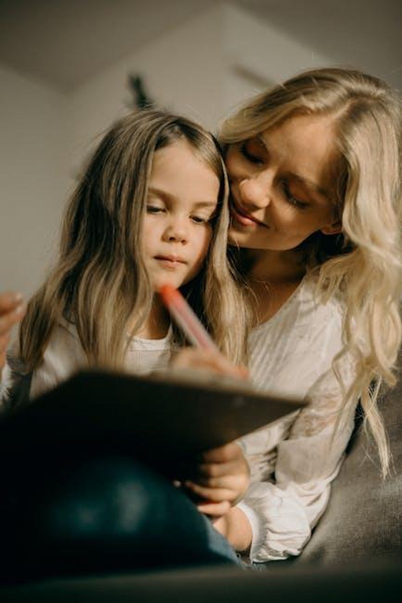 Lapproccio_genitoriale_di_William_e_Kate_zZ3QJpkqHD - Confidenze24 Source: cottonbro studio - pexels - A loving mother and daughter bonding through art in a cozy setting.