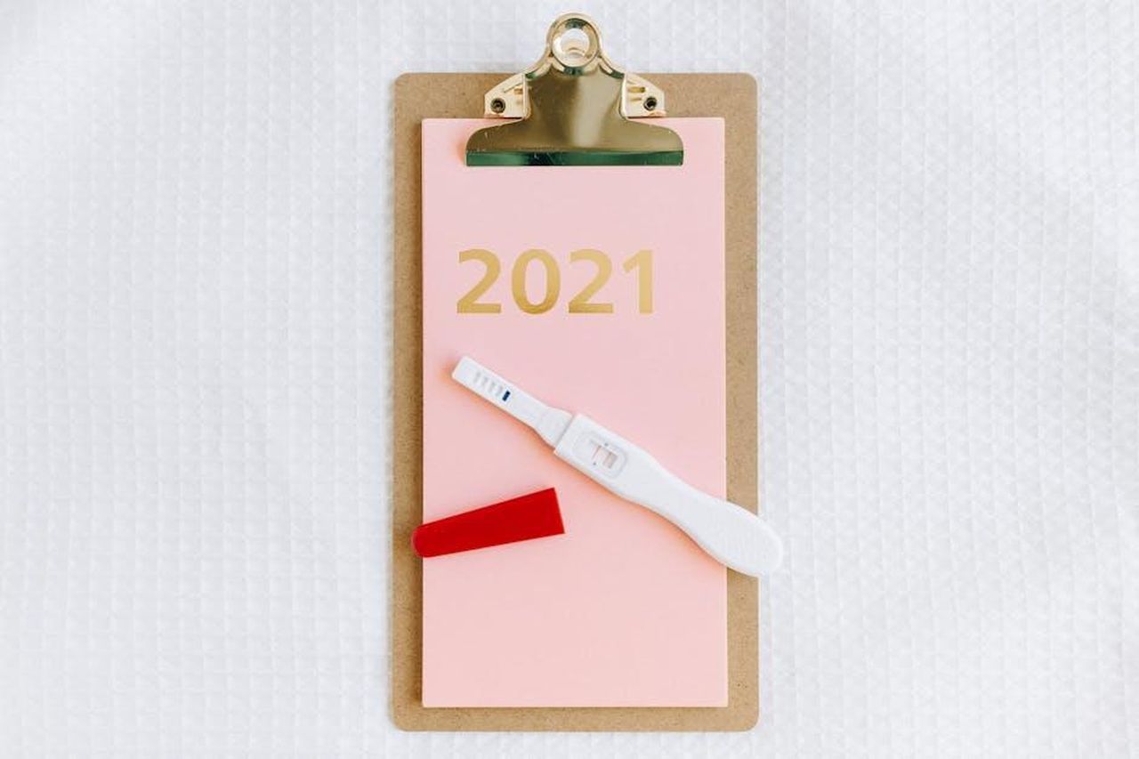 Larrivo_del_loro_primo_figlio_Jack_Blues_Bieber_UPfcHJJrV5 - Confidenze24 Source: Nataliya Vaitkevich - pexels - Flat lay image of a pregnancy test on a pink paper clipboard with 2021, offering copy space.