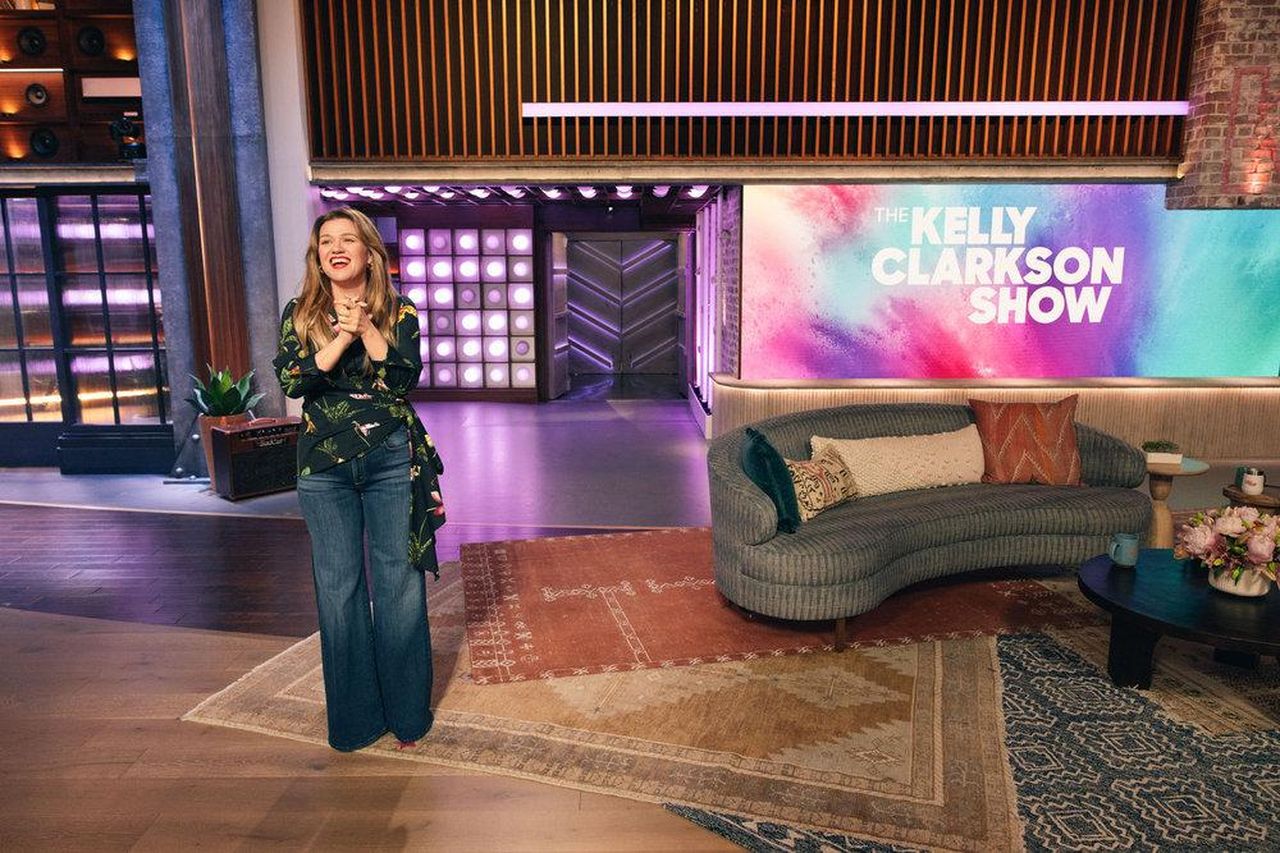 Lassenza_di_Kelly_Clarkson_e_i_suoi_ospiti_yVndZr4oOS - Confidenze24 Source: Weiss Eubanks/NBCUniversal - NBCUniversal - Kelly Clarkson durante un episodio dello show