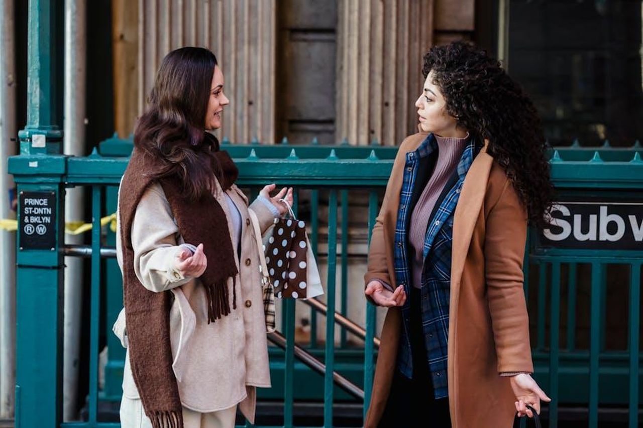 Latteggiamento_di_Prince_Harry_con_i_soccorritori_4nPWKqsMKr - Confidenze24 Source: Tim Douglas - pexels - Side view of young stylish multiracial female friends in fashionable outfits standing on street and gossiping near subway station