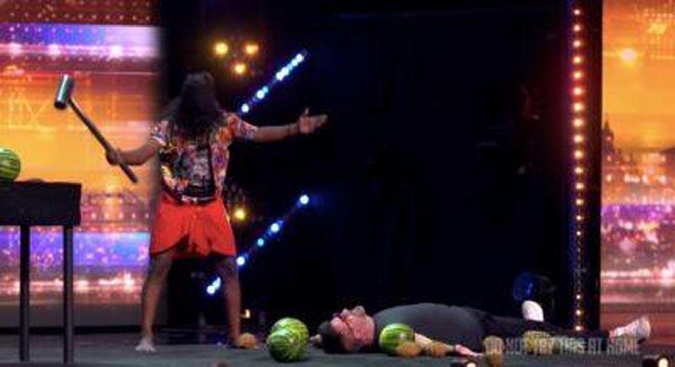 Latto_scioccante_di_Kranthi_2IsUygcnVf - Confidenze24 Source: ITV - - Kranthi che colpisce la frutta con un martello
