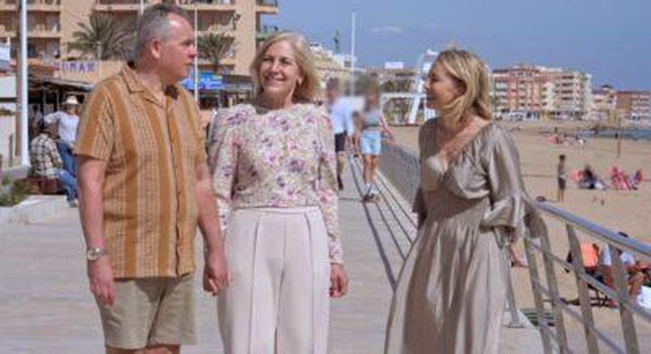 Laura_Hamilton_indossa_un_vestito_di_seta_BquqtgxsjI - Confidenze24 Laura Hamilton indossa un vestito di seta Laura Hamilton che indossa un vestito di seta