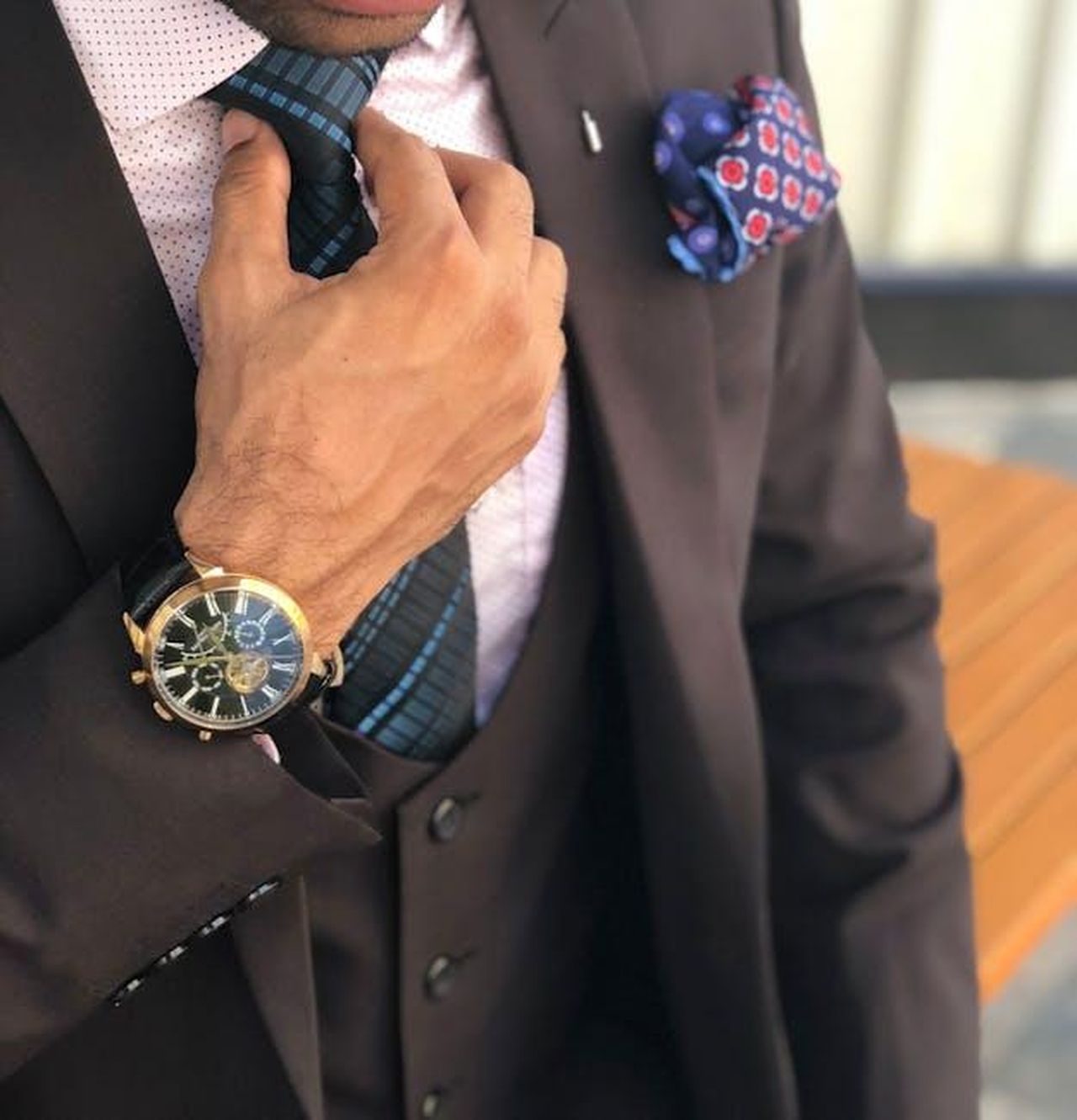 Laura_e_il_nuovo_fidanzato_imprenditore_ZL6xQ2lbcA - Confidenze24 Source: The Lazy Artist Gallery - pexels - Elegant close-up of a man in a designer suit adjusting his tie, showcasing luxury fashion.