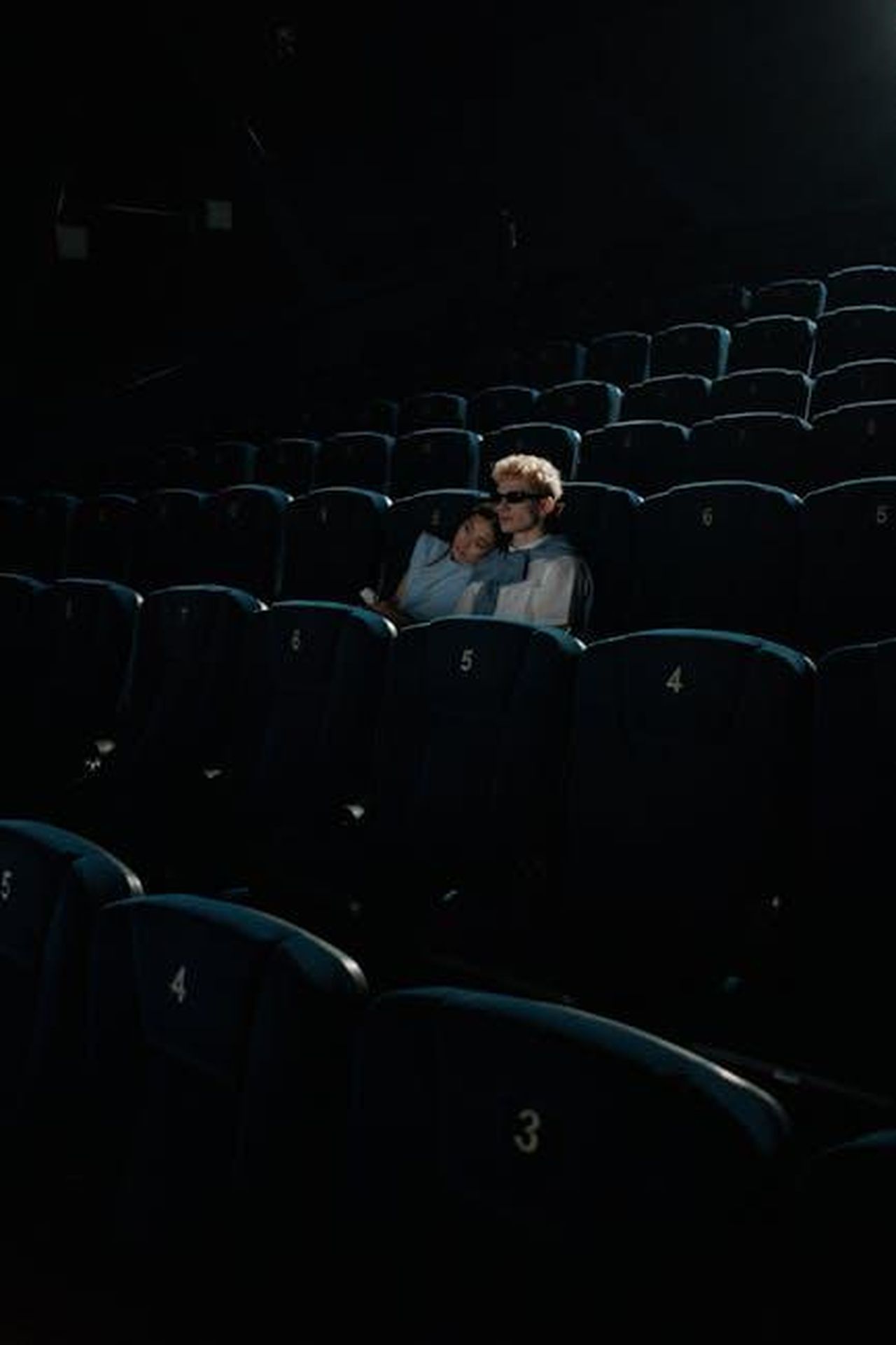 Lauren_e_Dave_un_inizio_complicato_eJ0rlqiGBN - Confidenze24 Source: cottonbro studio - pexels - A couple enjoys a private cinema experience, seated closely in an empty theater.