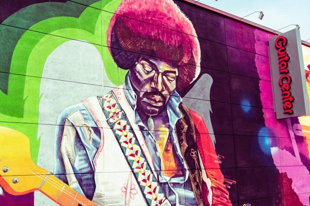 Lauryn_Hill_una_leggenda_della_musica_kc5TJIMiMJ - Confidenze24 Source: Rafael Mendoza - pexels - Colorful street art mural of a music legend painted on Guitar Center wall.