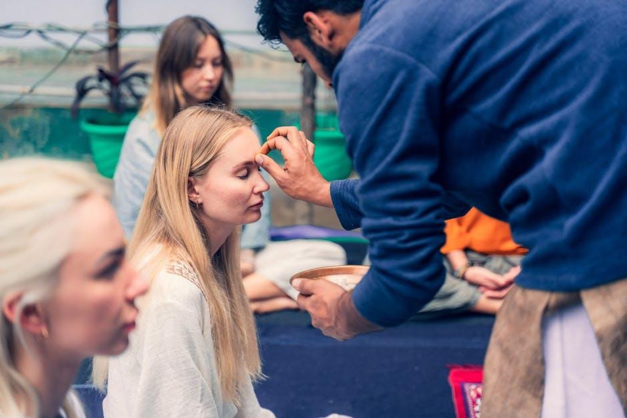 Lautoironia_di_Laura_sul_suo_look_eVN6pzbTML - Confidenze24 Source: Akshi Yogashala - pexels - Group meditation and spiritual practice scene with focus on shared rituals and mindfulness.
