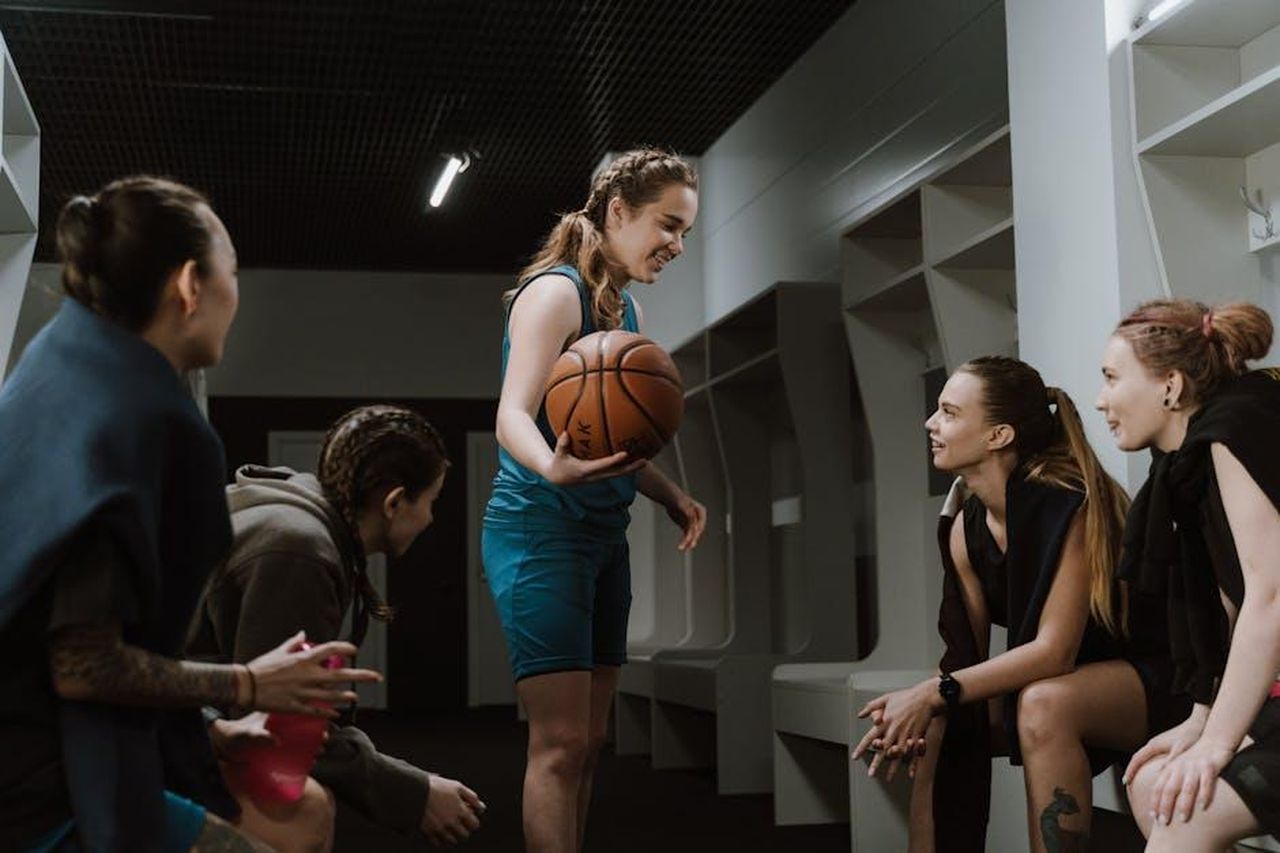 LeBron_James_risponde_a_Stephen_A_Smith_7BostQOLC5 - Confidenze24 Source: cottonbro studio - pexels - Teenage girls in a locker room discuss basketball strategy, depicting teamwork and camaraderie.