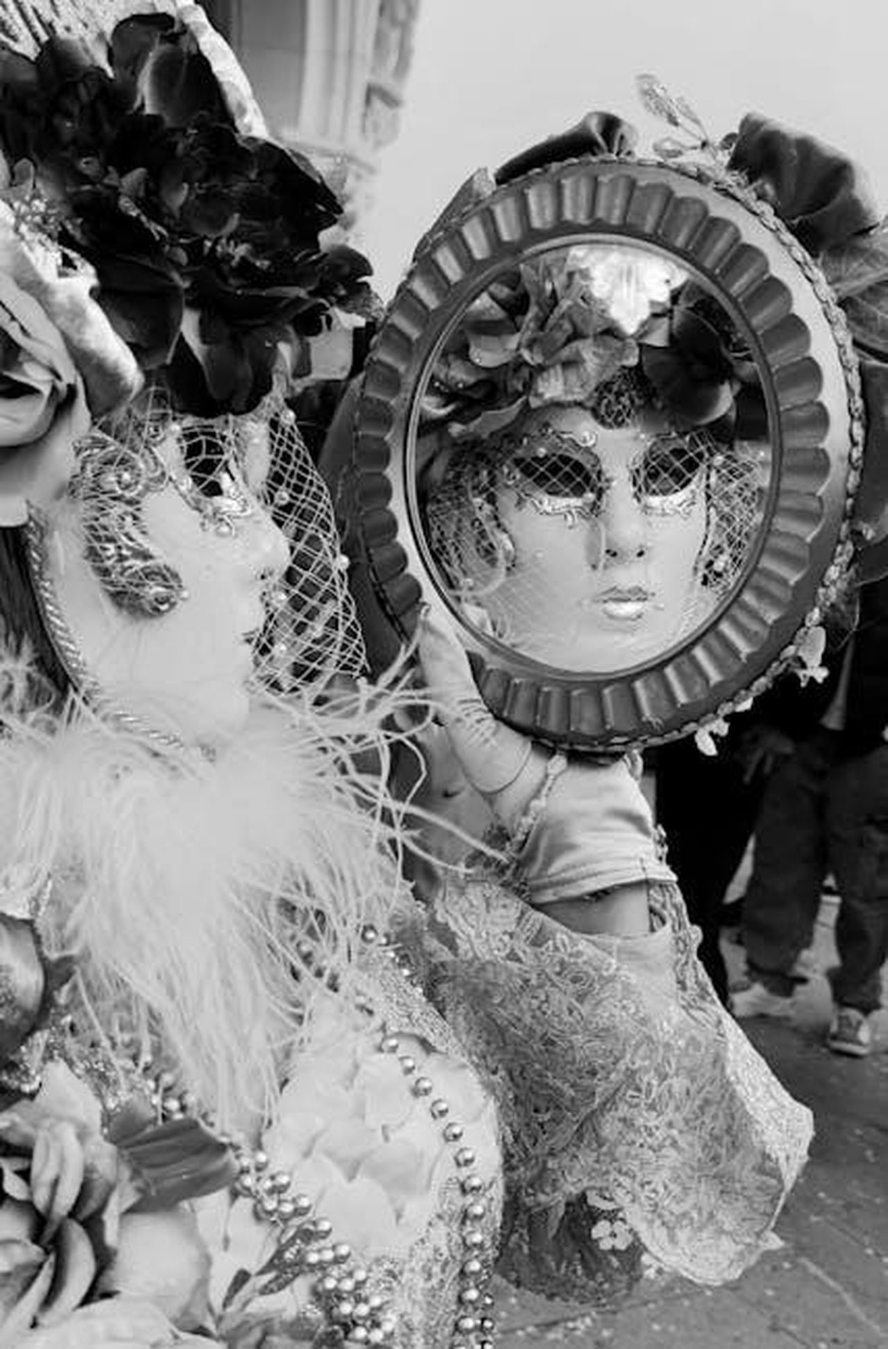 Le_Celebrit_Presenti_al_Party_zYzgcvgbYI - Confidenze24 Source: ana simona bevecz - pexels - Intricate Venetian carnival mask reflected in a detailed ornate mirror.