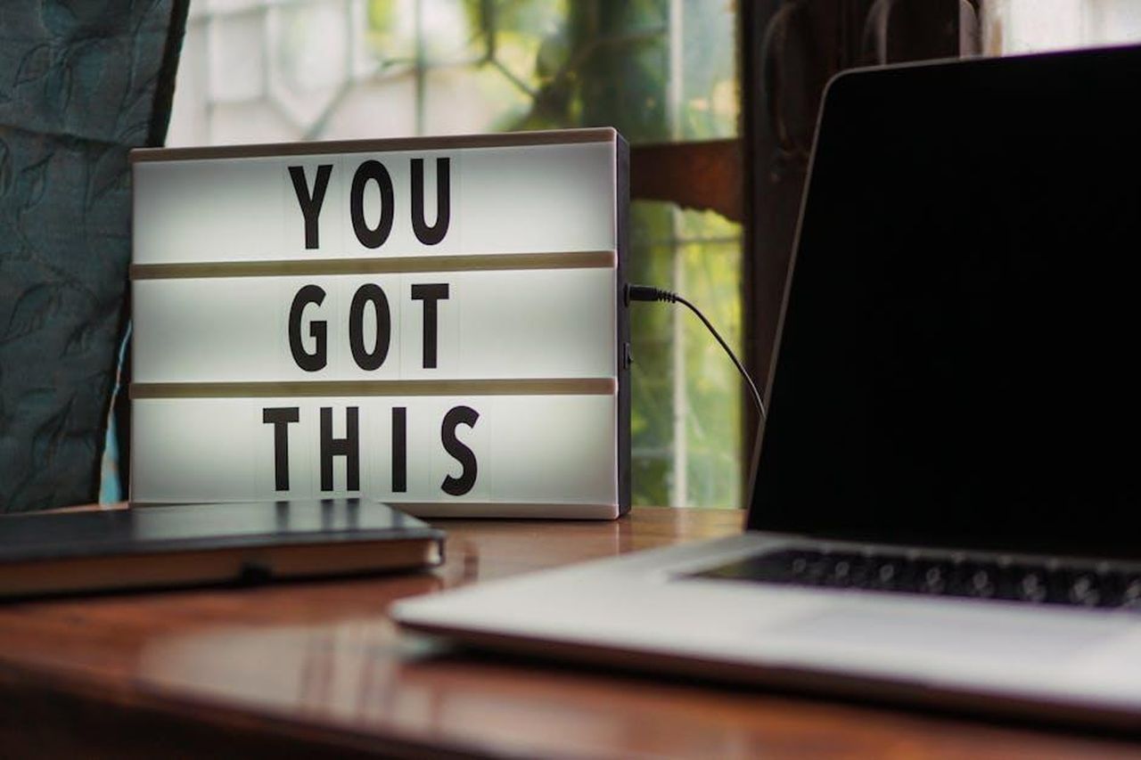 Le_Ispirazioni_nel_Libro_di_Hoda_nPeAdPosvV - Confidenze24 Source: Prateek Katyal - pexels - Lit sign with 'You Got This' alongside laptop on office desk.