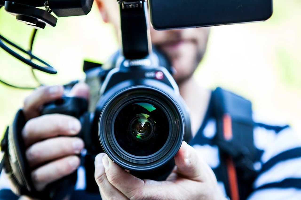 Le_Parole_di_Tom_Llamas_sulla_Sua_Nomina_LmDKTvWnZb - Confidenze24 Source: Terje Sollie - pexels - A close-up shot of a cameraman filming, focusing on the camera lens and equipment.