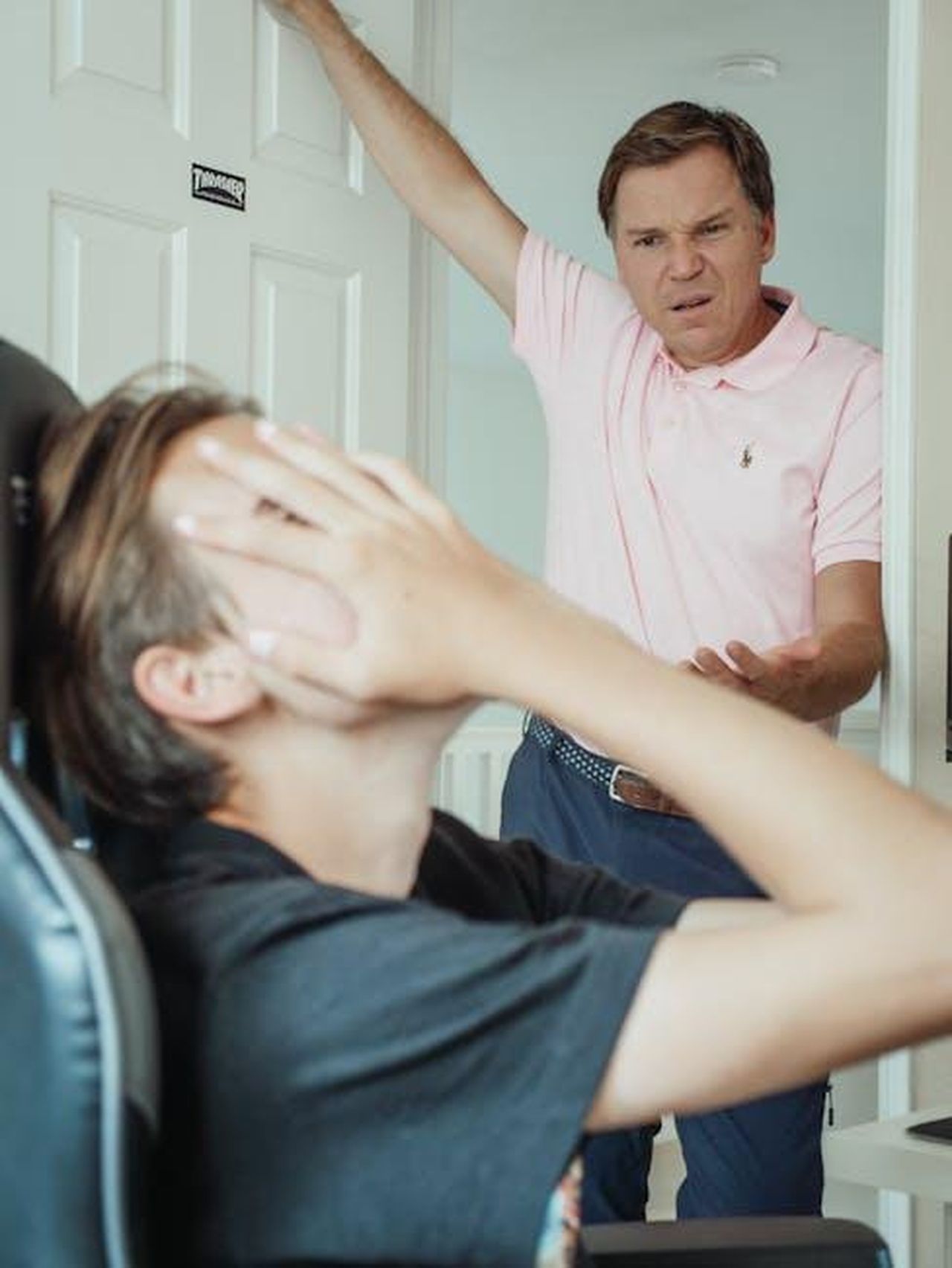 Le_accuse_del_fratello_di_Toya_riguardo_al_pagamento_per_lo_show_qAKmH2YQzb - Confidenze24 Source: Kindel Media - pexels - A father expresses anger while his son covers his face, illustrating a family argument.