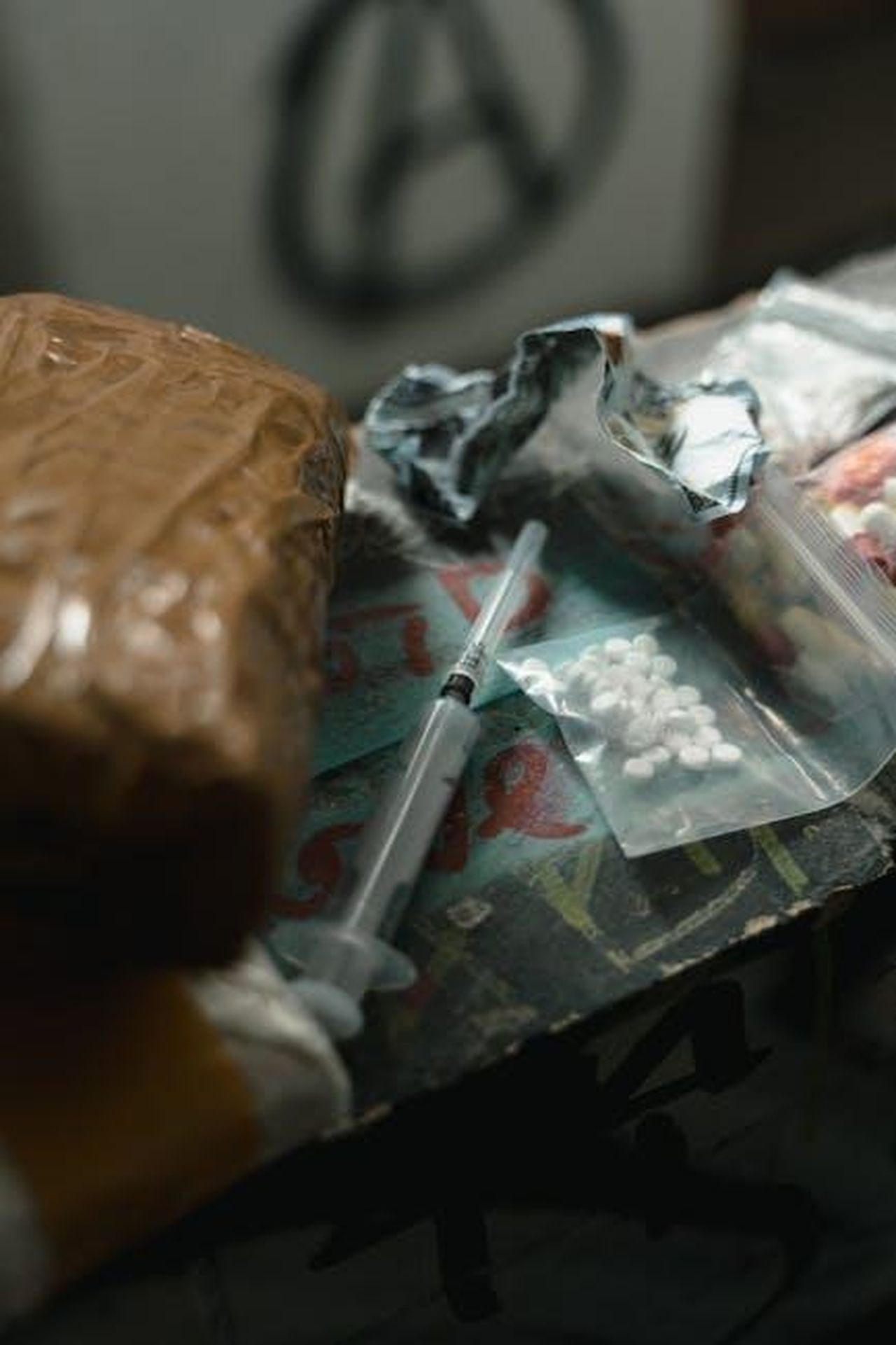Le_accuse_di_Sophie_Chandauka_knNnoMRTS6 - Confidenze24 Source: MART PRODUCTION - pexels - A dramatic scene depicting drugs and syringes on a dark surface, highlighting substance abuse risks.