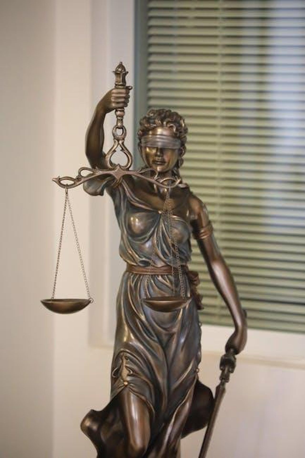 Le_accuse_e_la_risposta_di_JayZ_jYe901oPXA - Confidenze24 Source: Şinasi Müldür - pexels - A bronze statue of Lady Justice symbolizing fairness stands indoors.