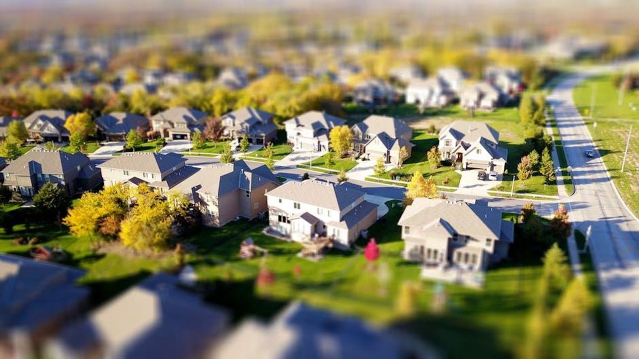 Le_apparizioni_di_Josh_Hall_nel_quartiere_di_Christina_niTtFIDSR2 - Confidenze24 Source: David McBee - pexels - Tilt-shift aerial photo of a suburban neighborhood with green lawns and roads.