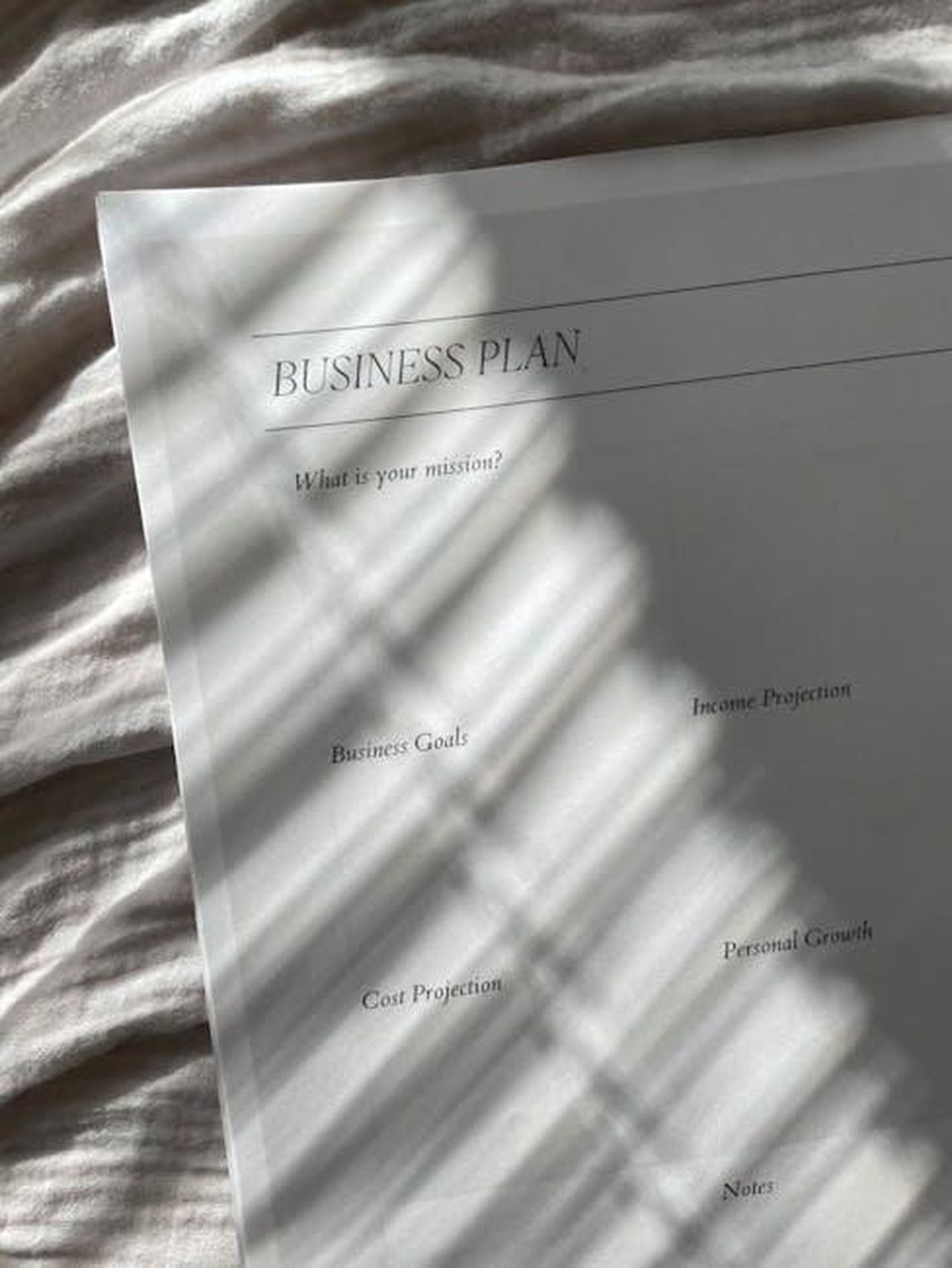 Le_aspettative_di_Johansson_per_il_nuovo_cohost_pc25riV9hh - Confidenze24 Source: Kiersten Williams - pexels - Close-up of a minimal business plan paper with shadow patterns.