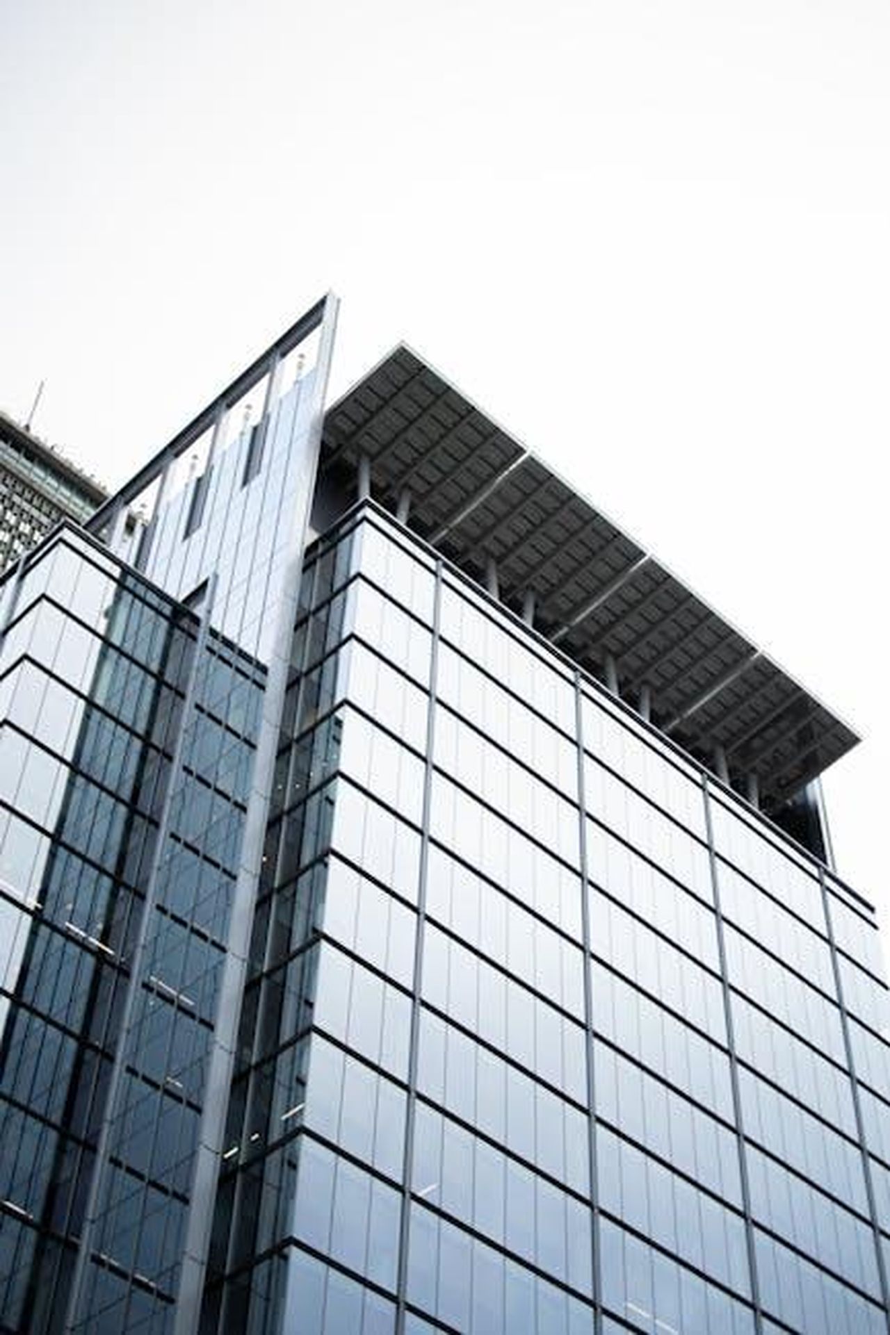 Le_aspettative_per_Boston_Blue_6WUuFcKwty - Confidenze24 Source: Zachary DeBottis - pexels - Contemporary architectural design of a sleek glass office building in a city skyline.