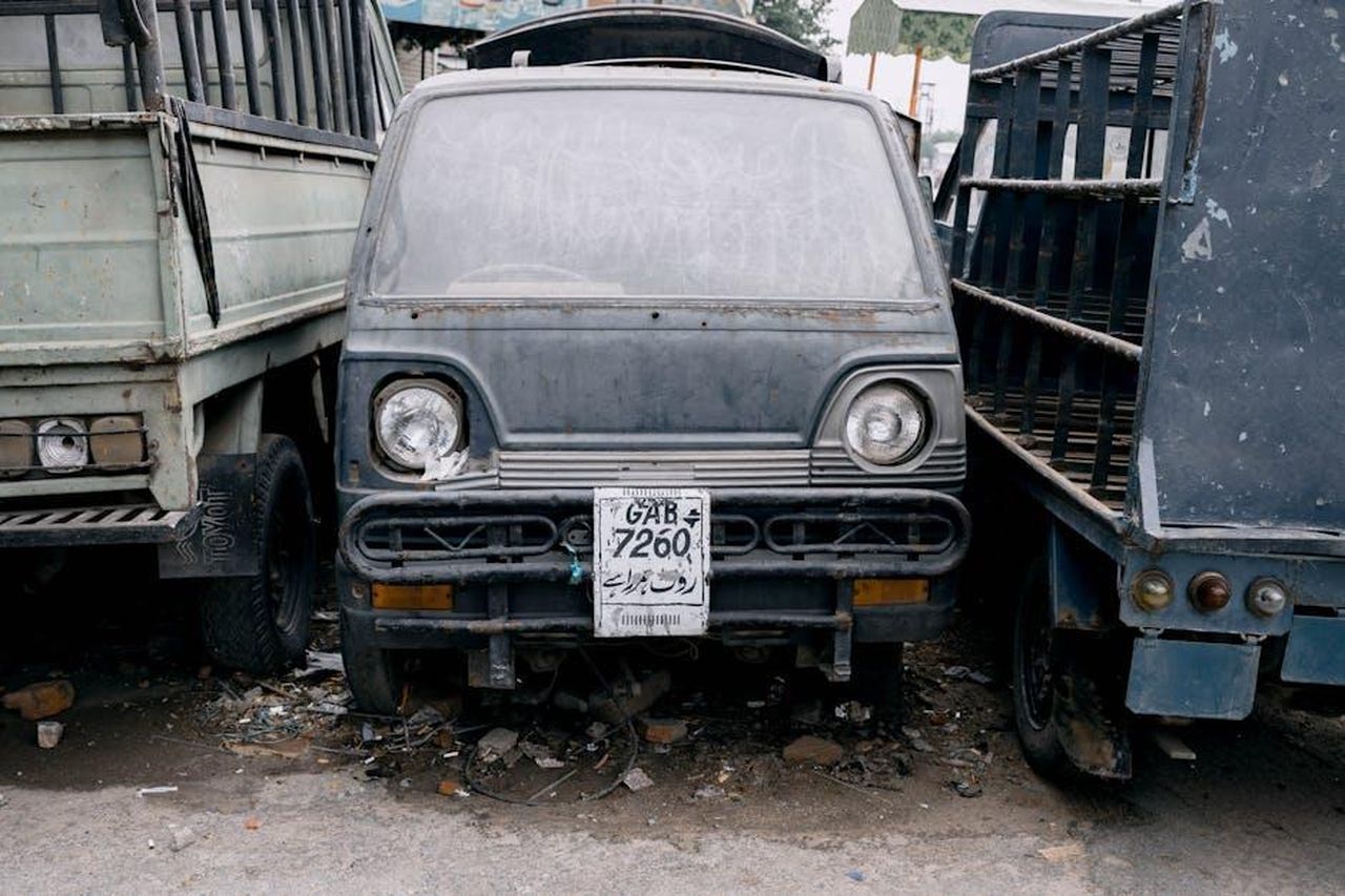 Le_atrocit_subite_dai_bambini_grgidUY3ak - Confidenze24 Source: Aa Dil - pexels - A close-up of a weathered truck with a faded license plate parked on a Faisalabad street.