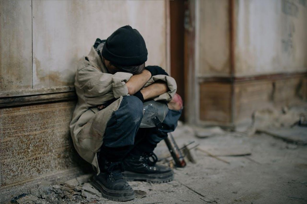 Le_atrocit_subite_dai_bambini_p9MTXPOcnW - Confidenze24 Source: cottonbro studio - pexels - A young boy sits alone, appearing sad and forlorn, in an abandoned building setting.