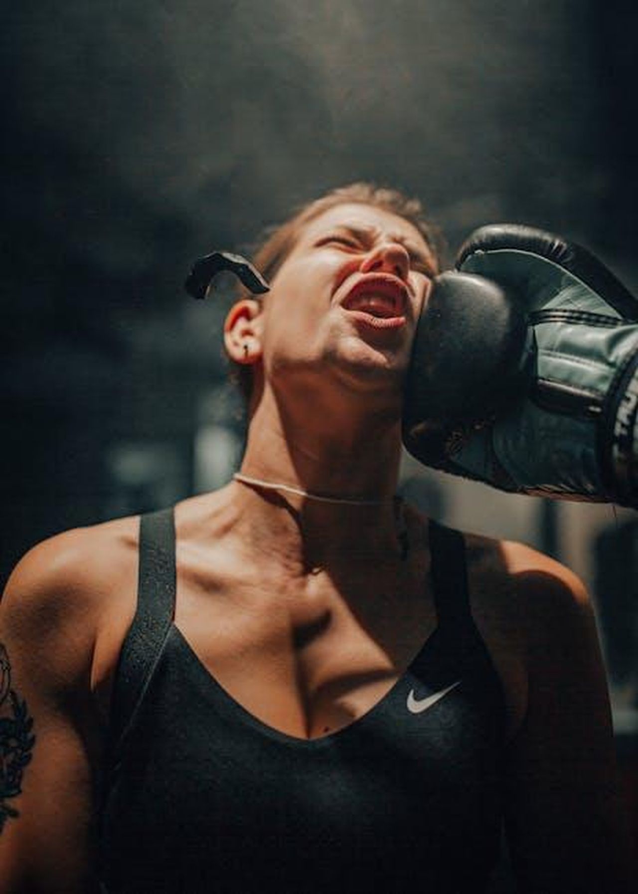 Le_battaglie_iconiche_di_Foreman_3cZze4Z3Rg - Confidenze24 Source: Musa Ortaç - pexels - A dynamic image capturing a boxer delivering a powerful punch in a ring.