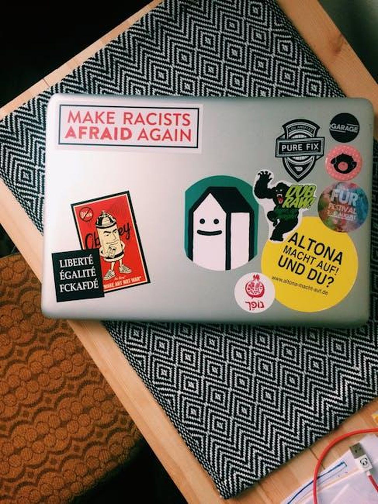 Le_campagne_di_cancellazione_e_il_caso_di_Meghan_Markle_RIQAios1wz - Confidenze24 Source: Inga Seliverstova - pexels - Laptop covered in colorful stickers with political and artistic themes sitting on a desk.