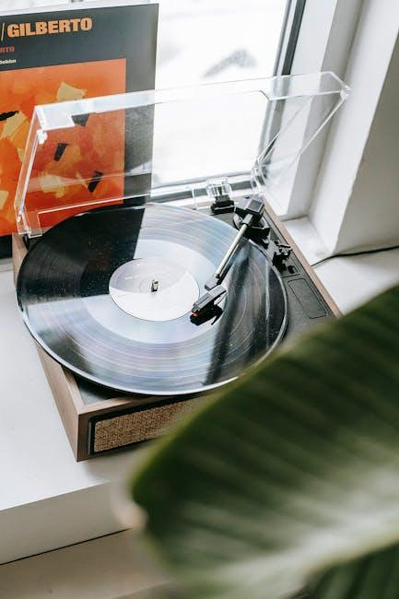 Le_canzoni_preferite_di_Re_Carlo_9ijgodBNv5 - Confidenze24 Source: Alex Green - pexels - Stylish vintage vinyl record player in a cozy apartment setting with visible album cover.