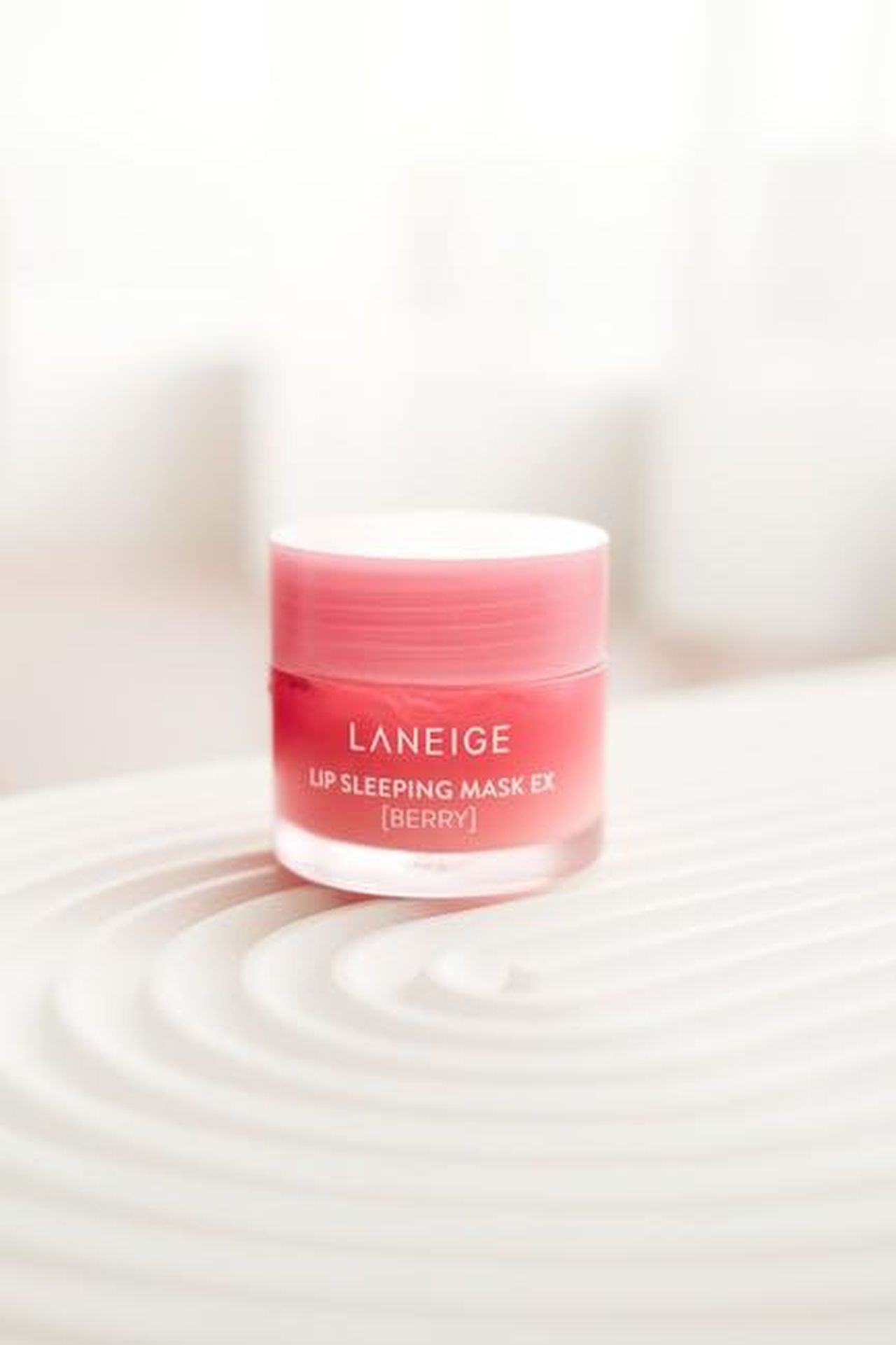 Le_caratteristiche_del_Missha_M_Perfect_Cover_BB_Cream_cB45ZCauuW - Confidenze24 Source: Ngân Dương - pexels - Close-up of Laneige Lip Sleeping Mask EX in berry flavor on textured surface. Product photography.