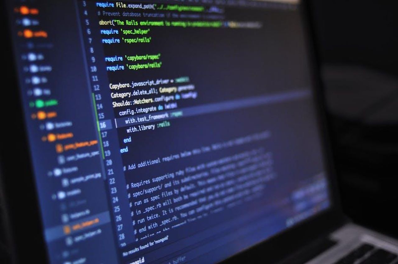 Le_caratteristiche_di_Barron_educato_e_tecnologico_t7vXlxndtH - Confidenze24 Source: luis gomes - pexels - Close-up of a computer screen displaying programming code in a dark environment.