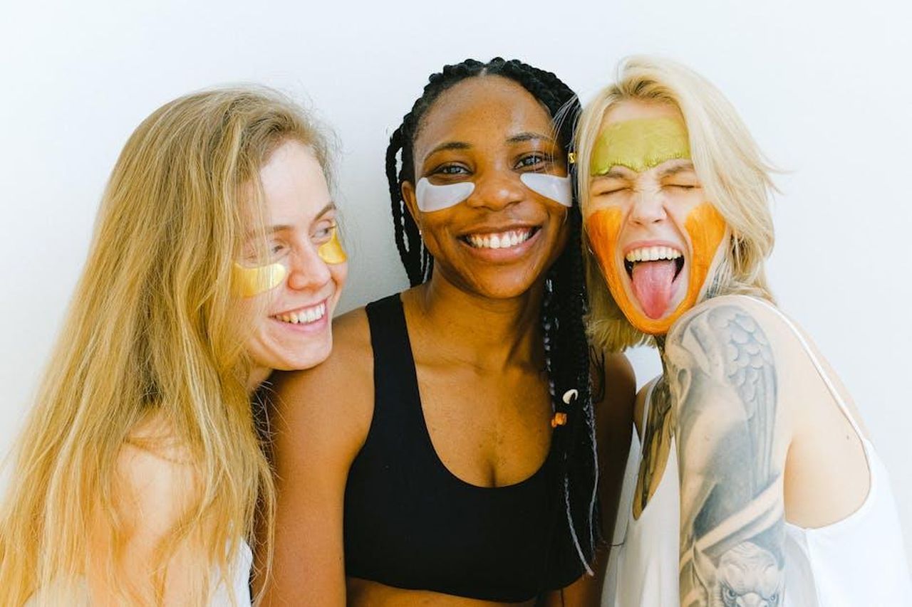 Le_celebrit_e_il_loro_amore_per_Weleda_Skin_Food_osR7PbFrhA - Confidenze24 Source: Anna Shvets - pexels - Three diverse women having fun with colorful skincare masks, embodying friendship and joy.