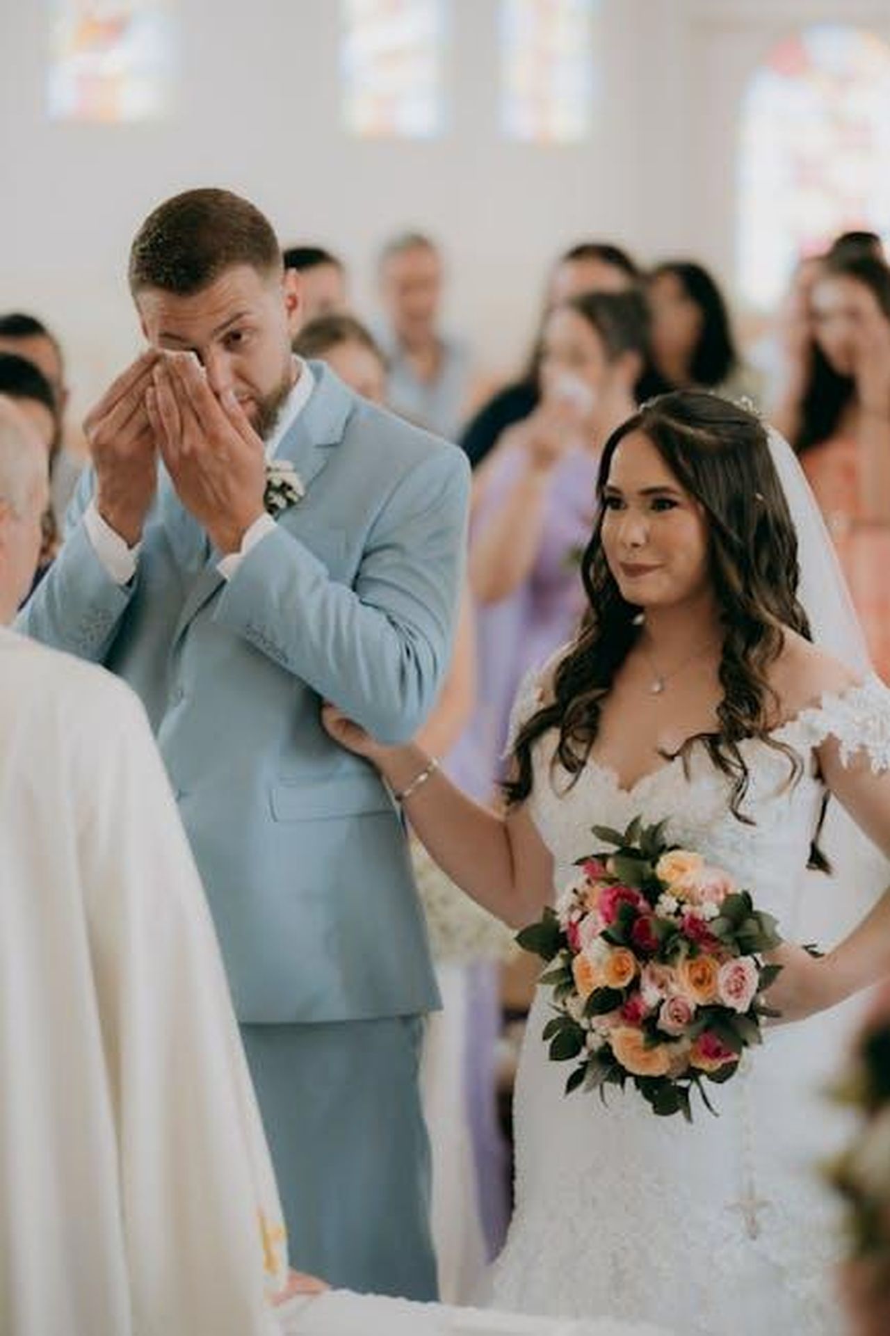 Le_conseguenze_della_loro_relazione_PdoWxSnHRB - Confidenze24 Source: Alexander Mass - pexels - Bride and groom in an emotional moment during their wedding ceremony with guests in attendance.