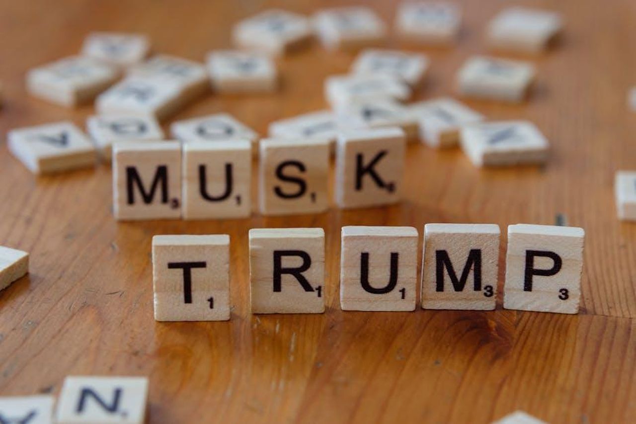 Le_conseguenze_della_revoca_dello_status_legale_XPUYrG2xeV - Confidenze24 Source: Markus Winkler - pexels - Scrabble game tiles notably spell out 'Musk' and 'Trump' on a wooden table, sparking cultural conversation.