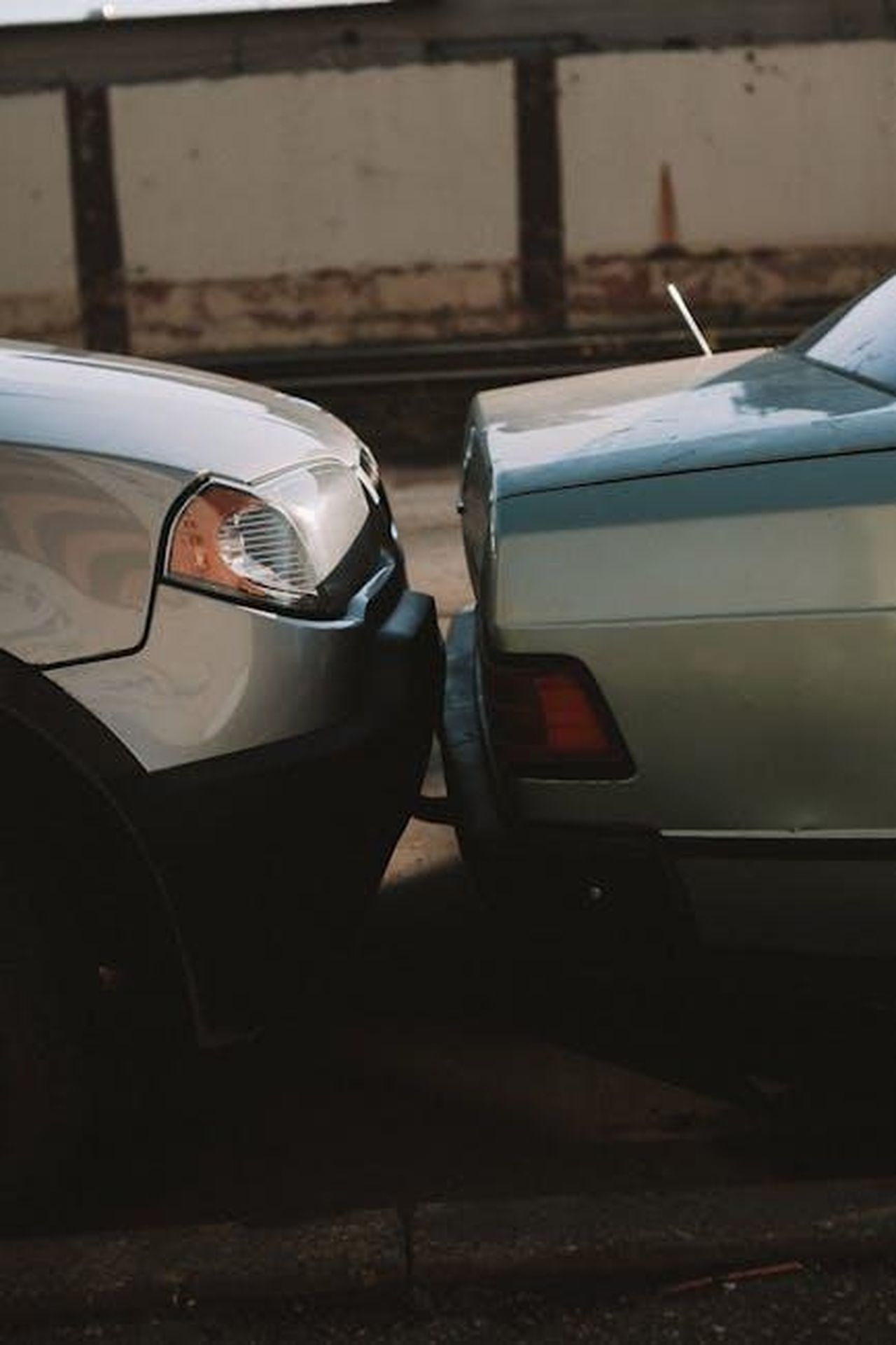 Le_conseguenze_dellincidente_per_la_vittima_I0e9V0RneN - Confidenze24 Source: Nikita Nikitin - pexels - A close-up view showing the aftermath of a rear-end car collision in an outdoor setting.