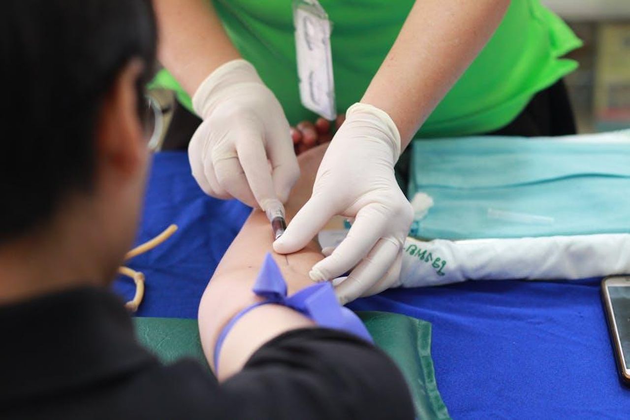 Le_conseguenze_dellincidente_per_la_vittima_effbXpU1DN - Confidenze24 Source: Pranidchakan Boonrom - pexels - A healthcare professional administering an injection to a patient's arm during a medical procedure.