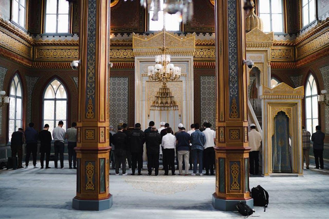 Le_critiche_di_Vogue_a_Meghan_Markle_Qp66pGVJKX - Confidenze24 Source: Muzaffer Ergin - pexels - Muslim congregation praying in a beautifully decorated mosque in Istanbul, Türkiye.