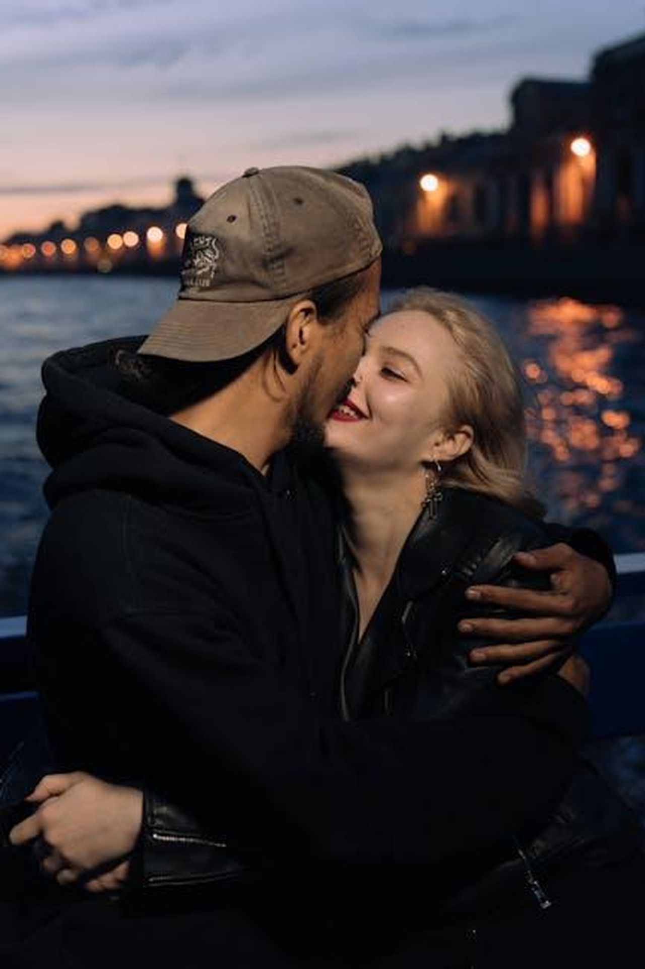 Le_date_e_le_citt_del_tour_TVnz3J6g2s - Confidenze24 Source: cottonbro studio - pexels - A couple shares a romantic embrace on a boat during sunset, reflecting love and intimacy.